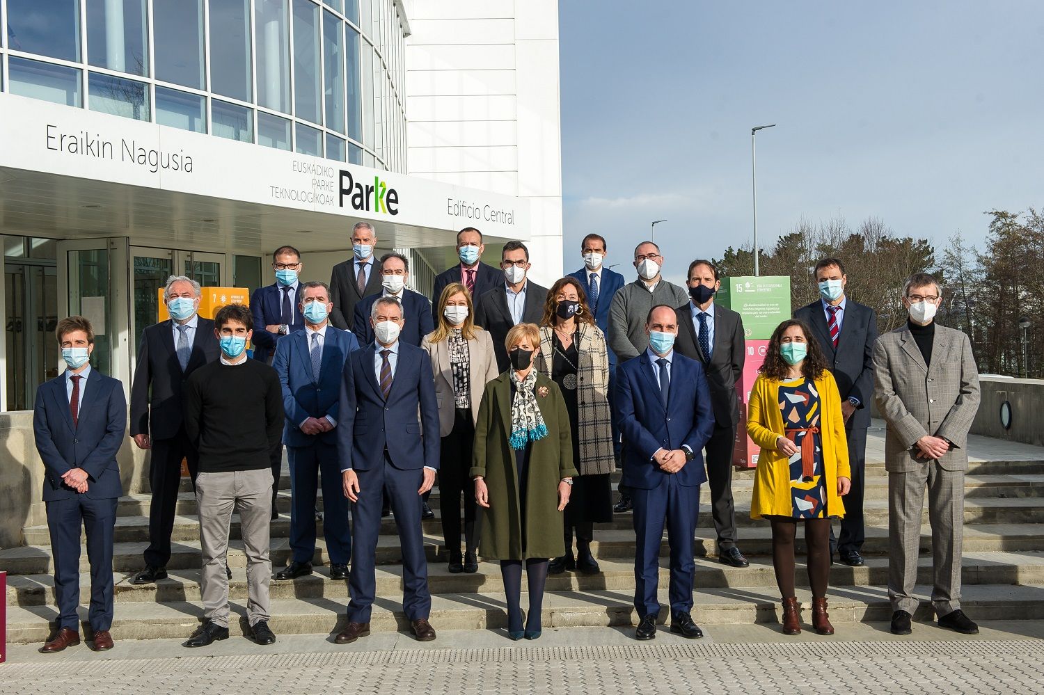 Egitasmoan parte hartuko duten klusterretako ordezkariak, Arantxa Tapia Ekonomia Garapenerako sailburuarekin eta SPRIko hainbat ordezkarirekin batera | Argazkia: SPRI