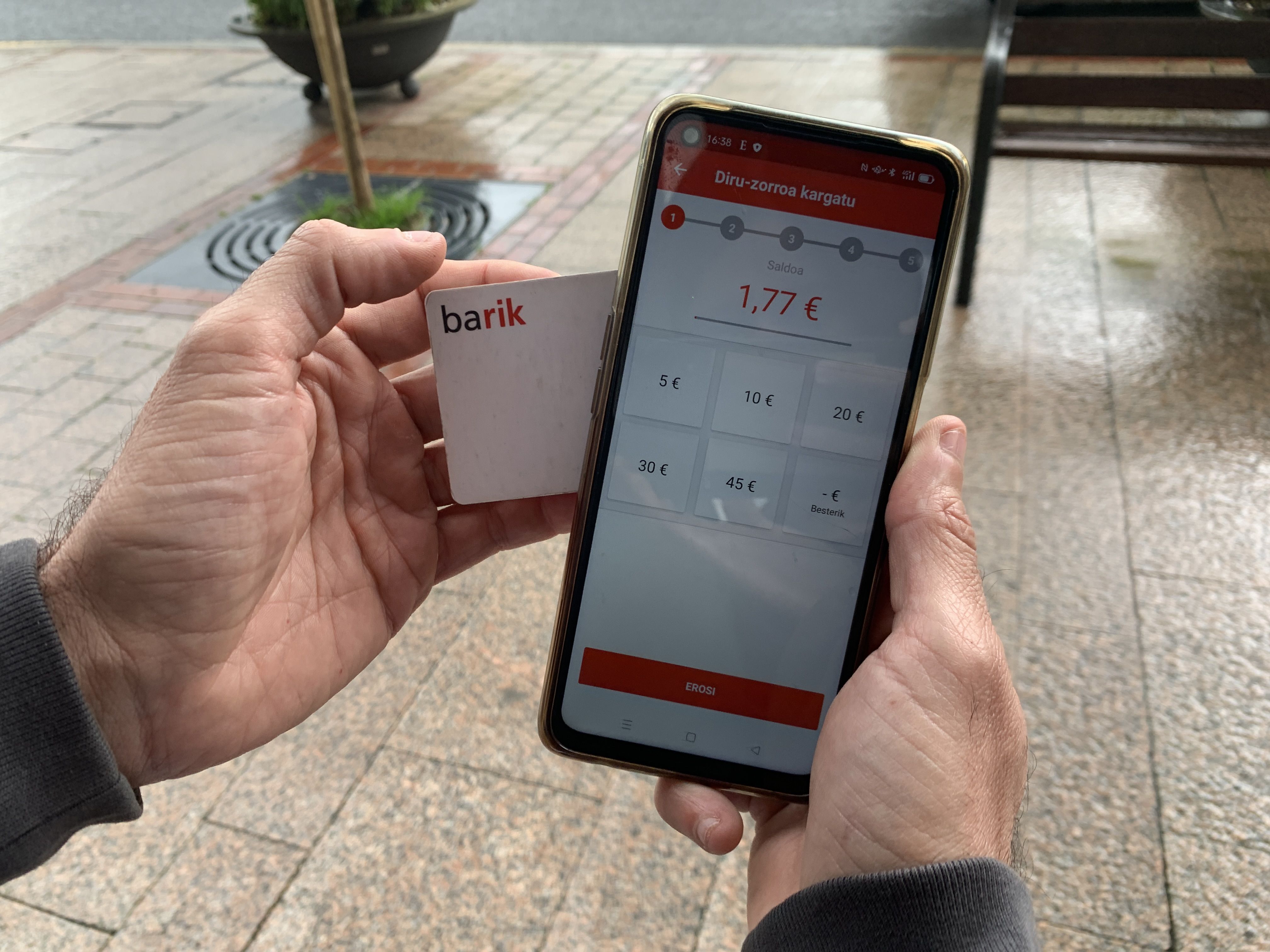 Orain Barika iPhone zein Android sistema bitartez kargatu daiteke, zuzenean mugikorretik | Argazkia: EnpresaBIDEA Orain Barika iPhone zein Android sistema bitartez kargatu daiteke, zuzenean mugikorretik | Argazkia: EnpresaBIDEA