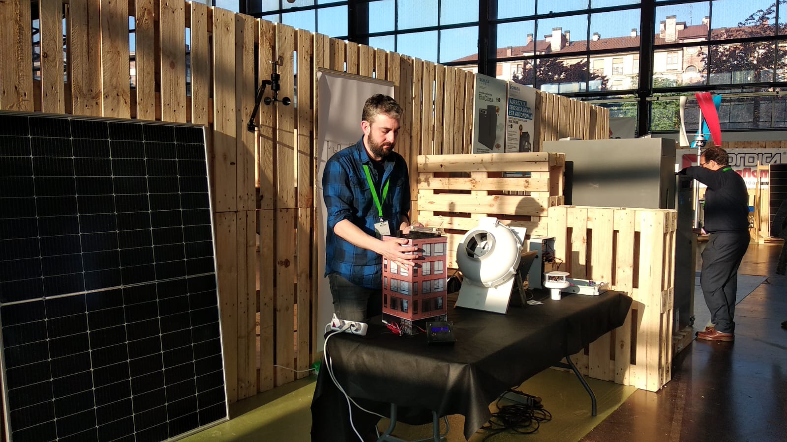Roseo Eólica Urbana aitzindaria izan da hirietako energia eolikoko proiektua garatzen. Irudian, Mario del Rio fundatzailea, euren produktuarekin | Argazkia: Roseo Eólica Urbana Roseo Eólica Urbana aitzindaria izan da hirietako energia eolikoko proiektua garatzen. Irudian, Mario del Rio fundatzailea, euren produktuarekin | Argazkia: Roseo Eólica Urbana