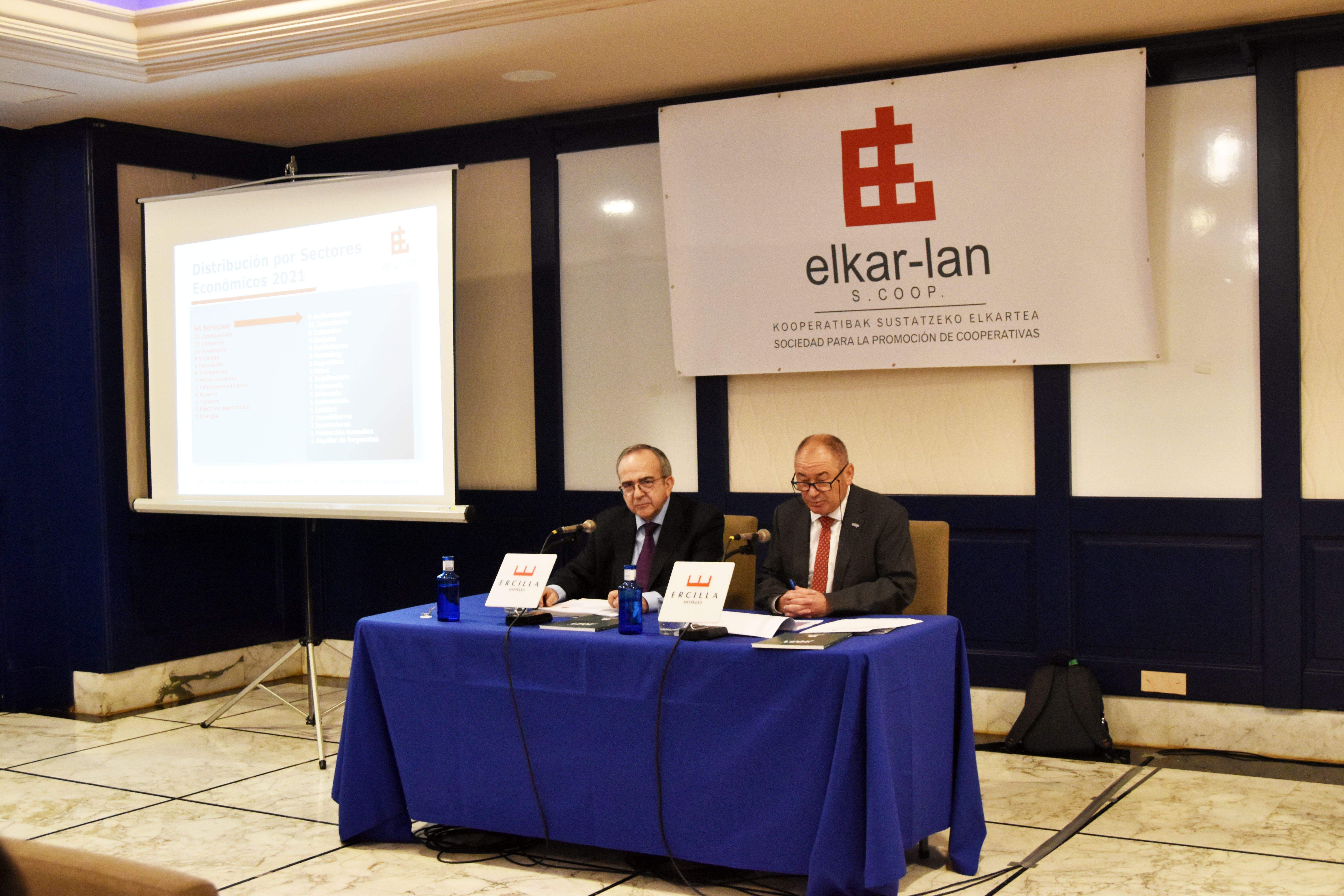  Iñaki Nubla Elkar-laneko presidentea eta Javier Sanz zuzendaria, gaur goizeko emaitzen aurkezpenean | Argazkia: Elkar-lan