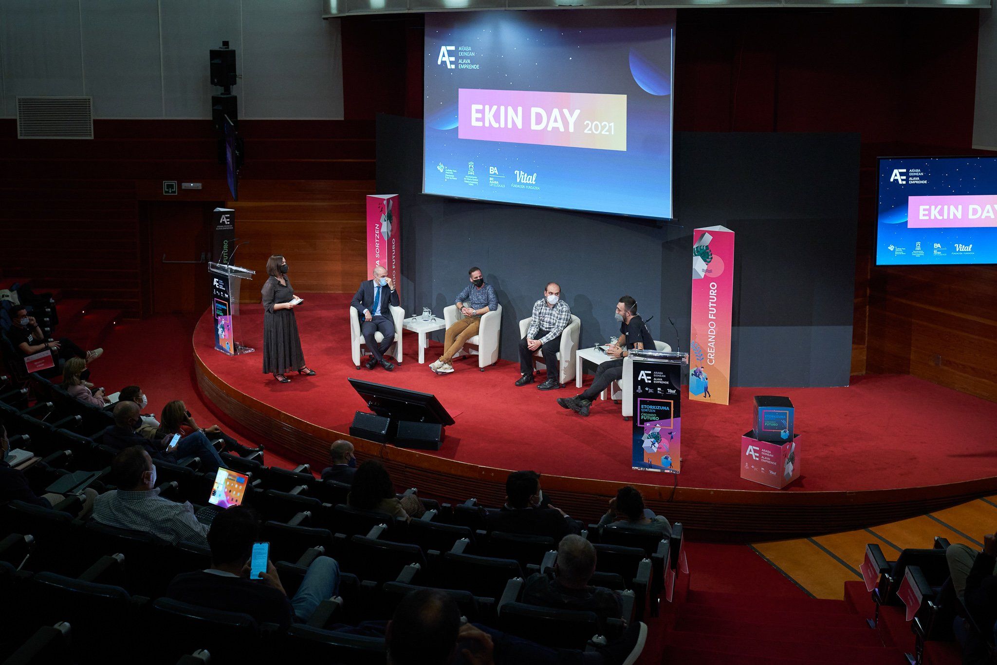 Iazko edizioko mahai-inguru bat | Argazkia: Alava Emprende