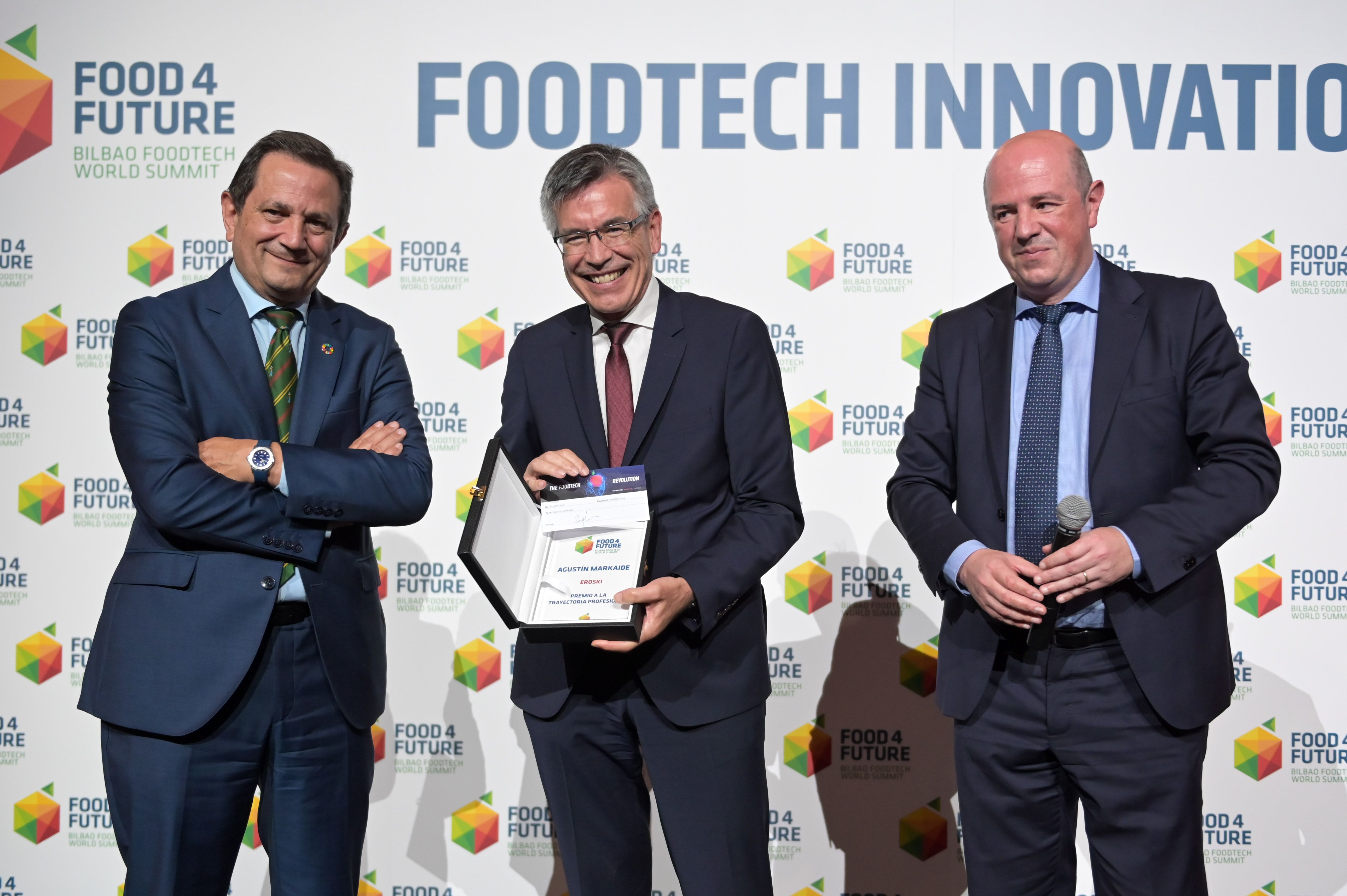 Markaide (erdian) Bittor Oroz Nekazaritza sailburuordearekin eta Rogelio Pozo Aztiko zuzendariarekin | Argazkia: Food 4 Future Markaide (erdian) Bittor Oroz Nekazaritza sailburuordearekin eta Rogelio Pozo Aztiko zuzendariarekin | Argazkia: Food 4 Future