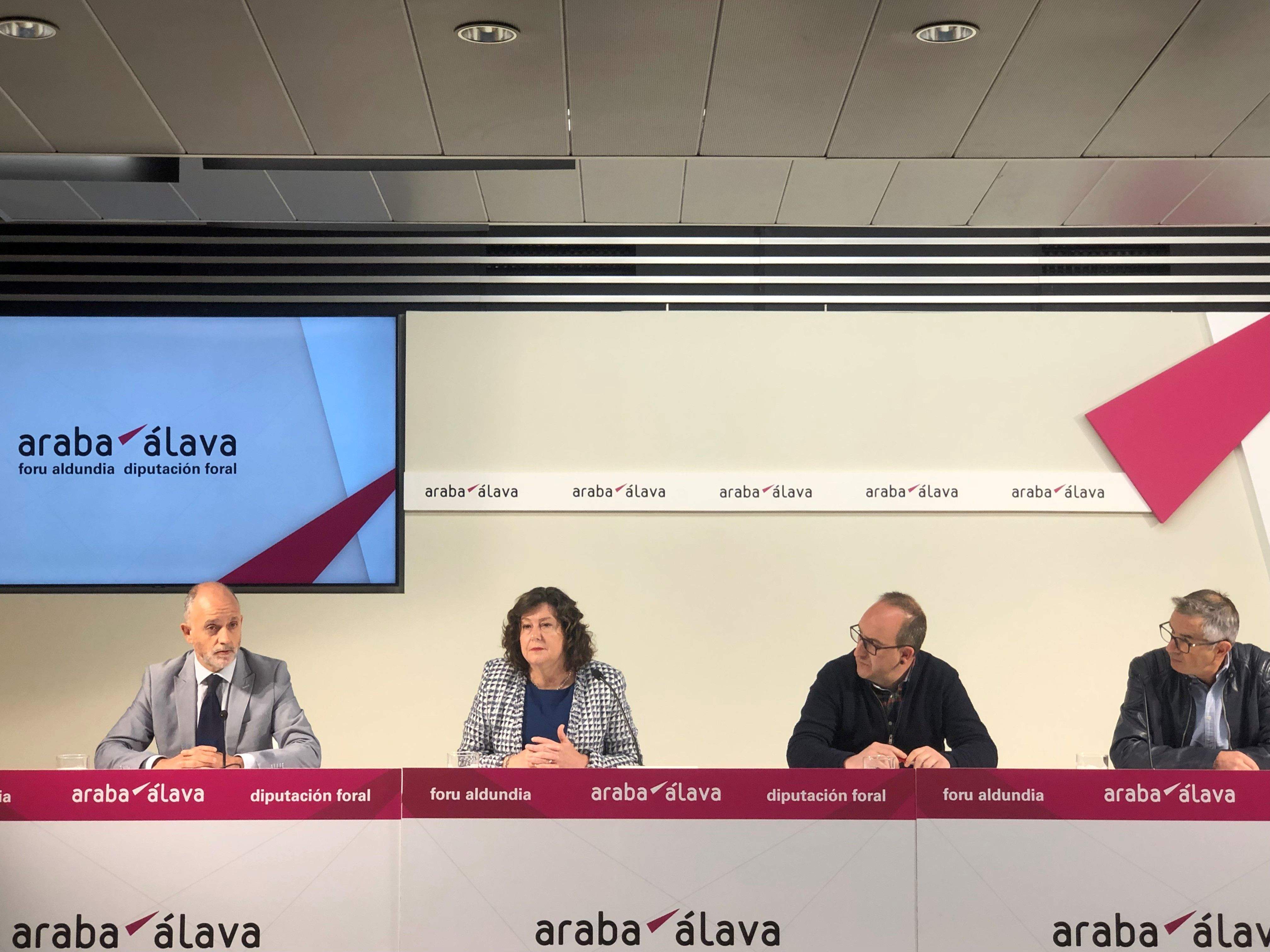 Itziar Gonzalo foru diputatua, SEAko Aitor Otaola, Gasteiz On elkarteko Diego Martínez de San Vicente eta Aenkomerreko Jon Aspuru gaurko agerraldian. Argazkia: Arabako Foru Aldundia