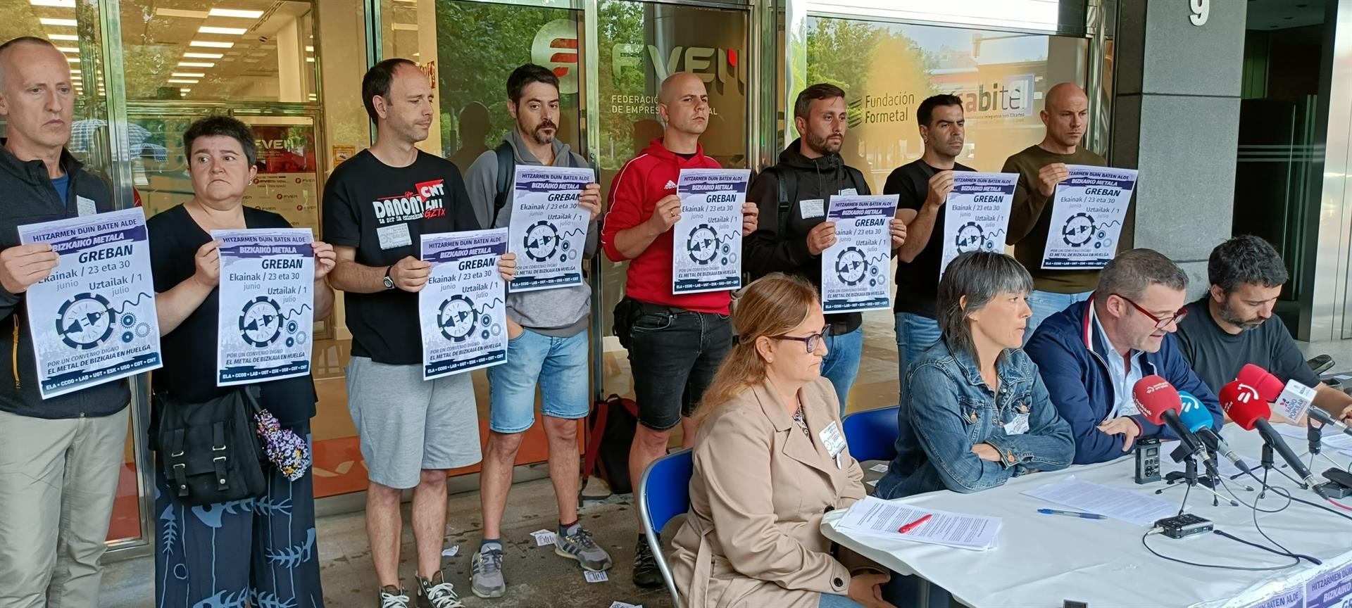 Sindikatuetako ordezkariak, gaur goizean, FVEMen aurrean | Argazkia: Europa Press