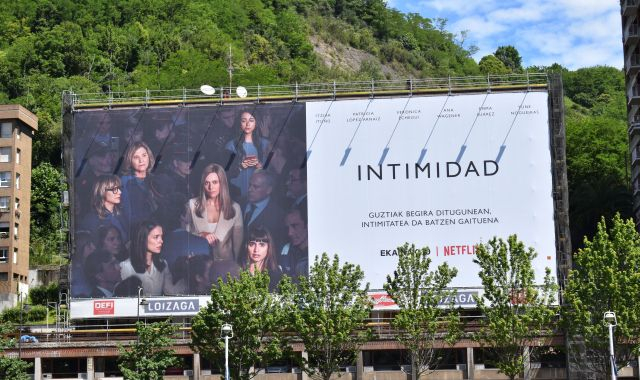 'Intimidad' telesailaren kartela, Bilbon | Argazkia: Niko Cuenca