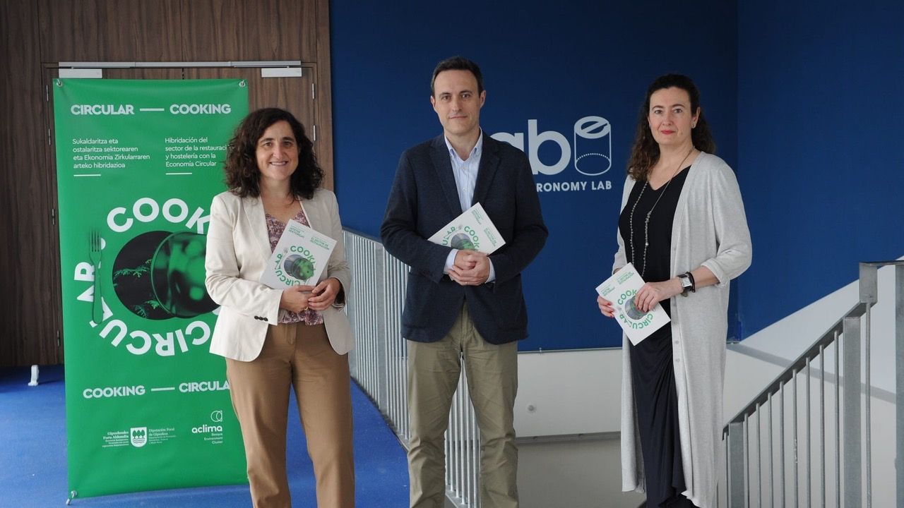 Olga Martin, ACLIMA-ko zuzendaria; Jabier Larrañaga, Gipuzkoako Aldundiko Turismo diputatua eta Begoña Rodriguez, BCC Innovation-eko zuzendaria proiektuaren aurkezpenean Olga Martin, ACLIMA-ko zuzendaria; Jabier Larrañaga, Gipuzkoako Aldundiko Turismo diputatua eta Begoña Rodriguez, BCC Innovation-eko zuzendaria proiektuaren aurkezpenean