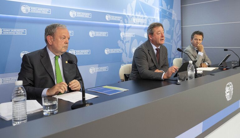 Pedro Azpiazu, Bingen Zupiria eta Jokin Bildarratz, Ogasun, Kultura eta Hezkuntza sailburuak Gobernu Kontseiluaren osteko prentsaurrekoan | Argazkia: Irekia
