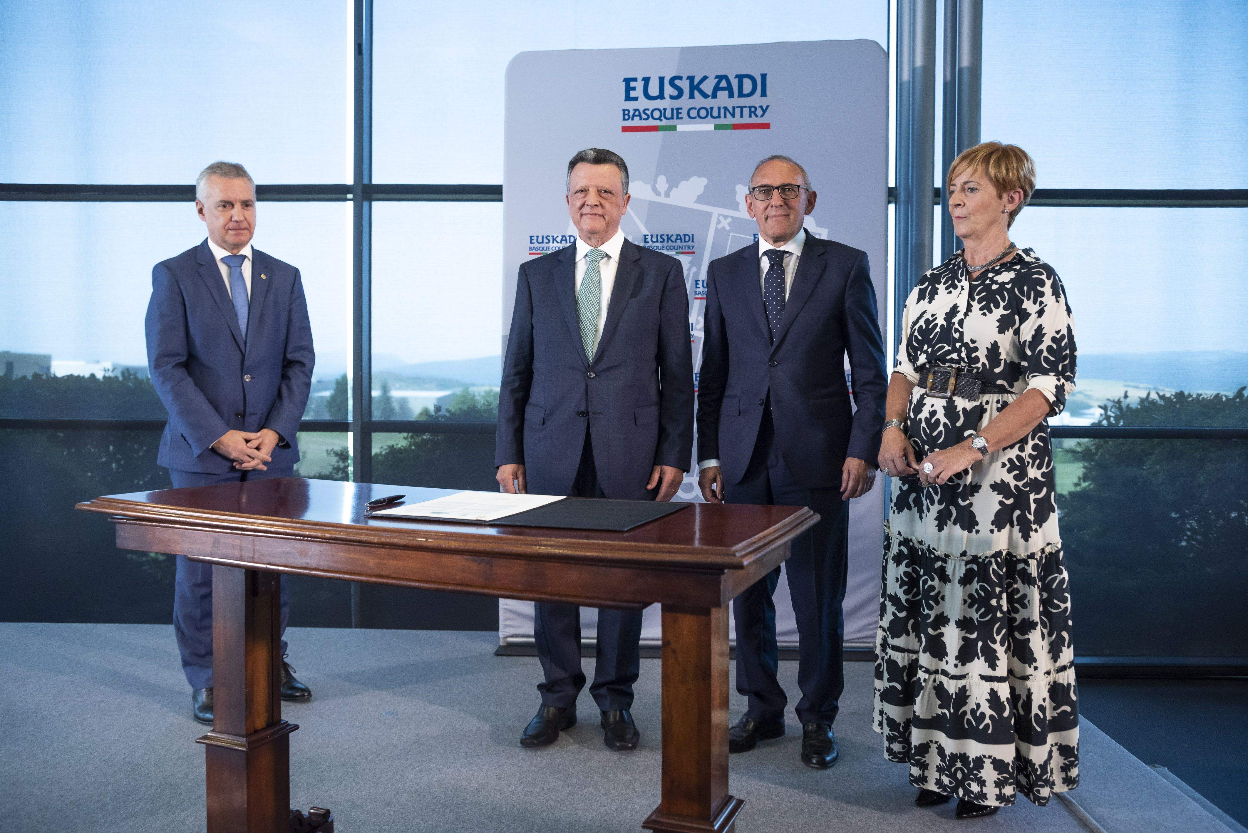 Iñigo Urkullu Lehendakaria, Emilio Titos Gasteizko Mercedeseko zuzendaria, Ramiro Gonzalez Arabako ahaldun nagusia eta Arantza Tapia Ekonomia Garapenerako sailburua protokoloaren sinaduran | Argazkia: Irekia