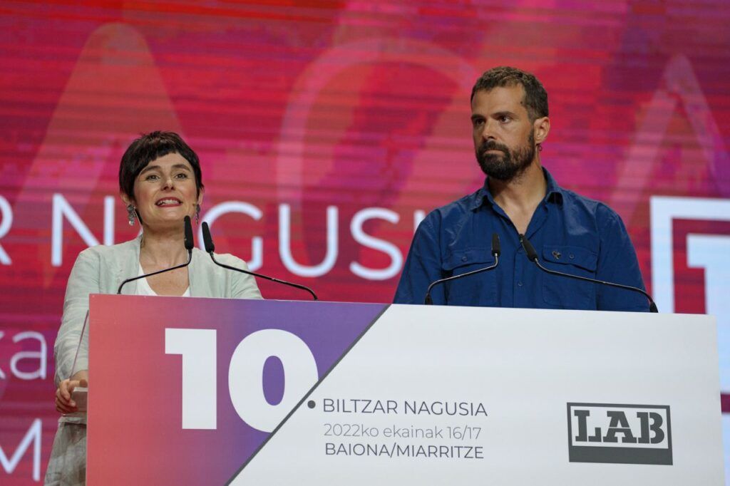Garbiñe Aranburu eta Igor Arroyo Biltzarrean | Argazkia: LAB Garbiñe Aranburu eta Igor Arroyo Biltzarrean | Argazkia: LAB