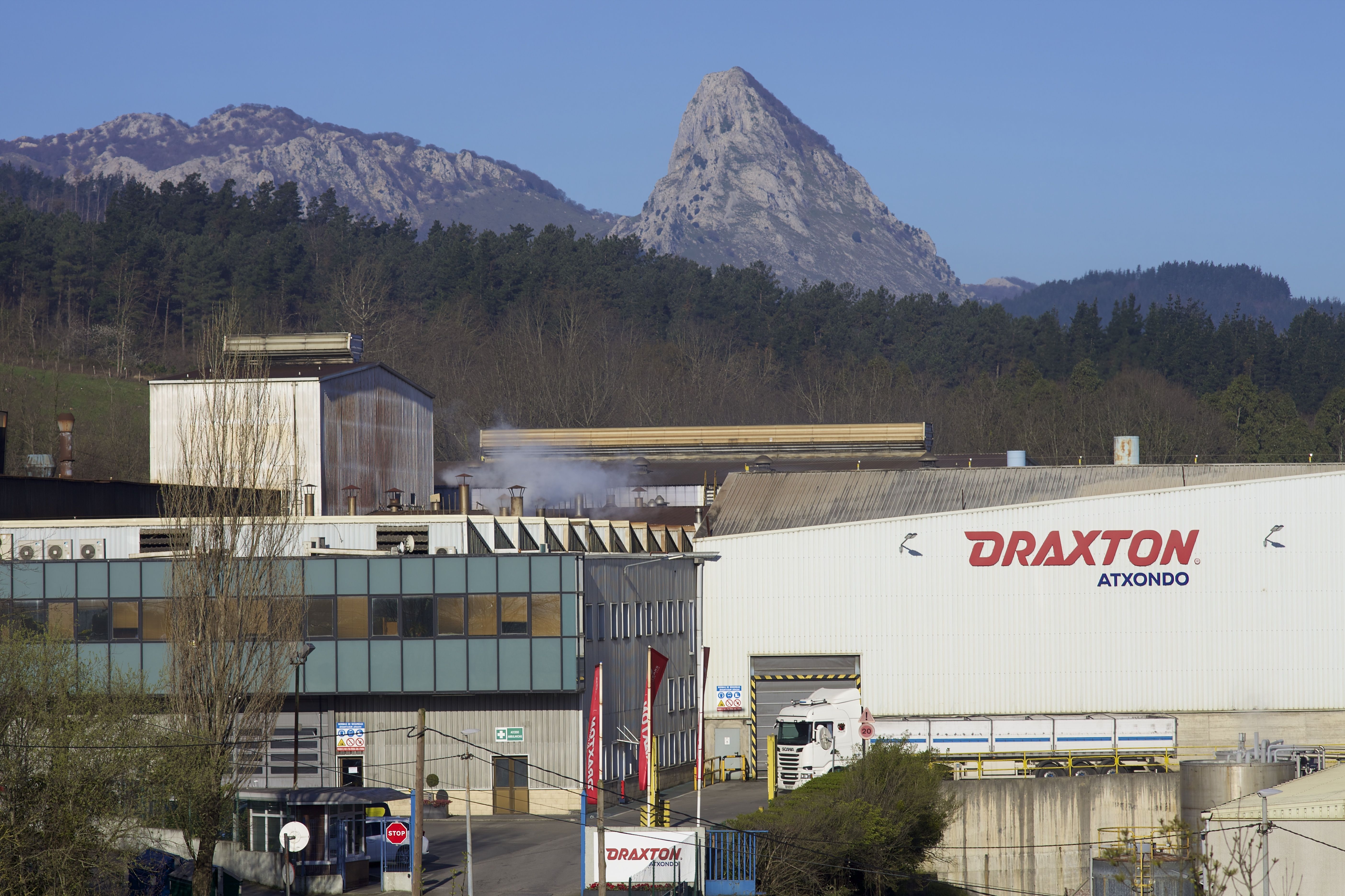 Draxton Atxondoren egoitza, atzean Anboto duena | Argazkia: Draxton Atxondo