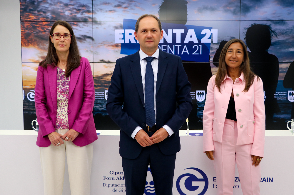 Jokin Perona Ogasun eta Finantza diputatua Irune Yarza Ogasuneko zuzendaria eta Yolanda Dominguez Zerga Kudeaketarako zuzendariordearekin batera | Argazkia: Gipuzkoako Foru Aldundia Jokin Perona Ogasun eta Finantza diputatua Irune Yarza Ogasuneko zuzendaria eta Yolanda Dominguez Zerga Kudeaketarako zuzendariordearekin batera | Argazkia: Gipuzkoako Foru Aldundia