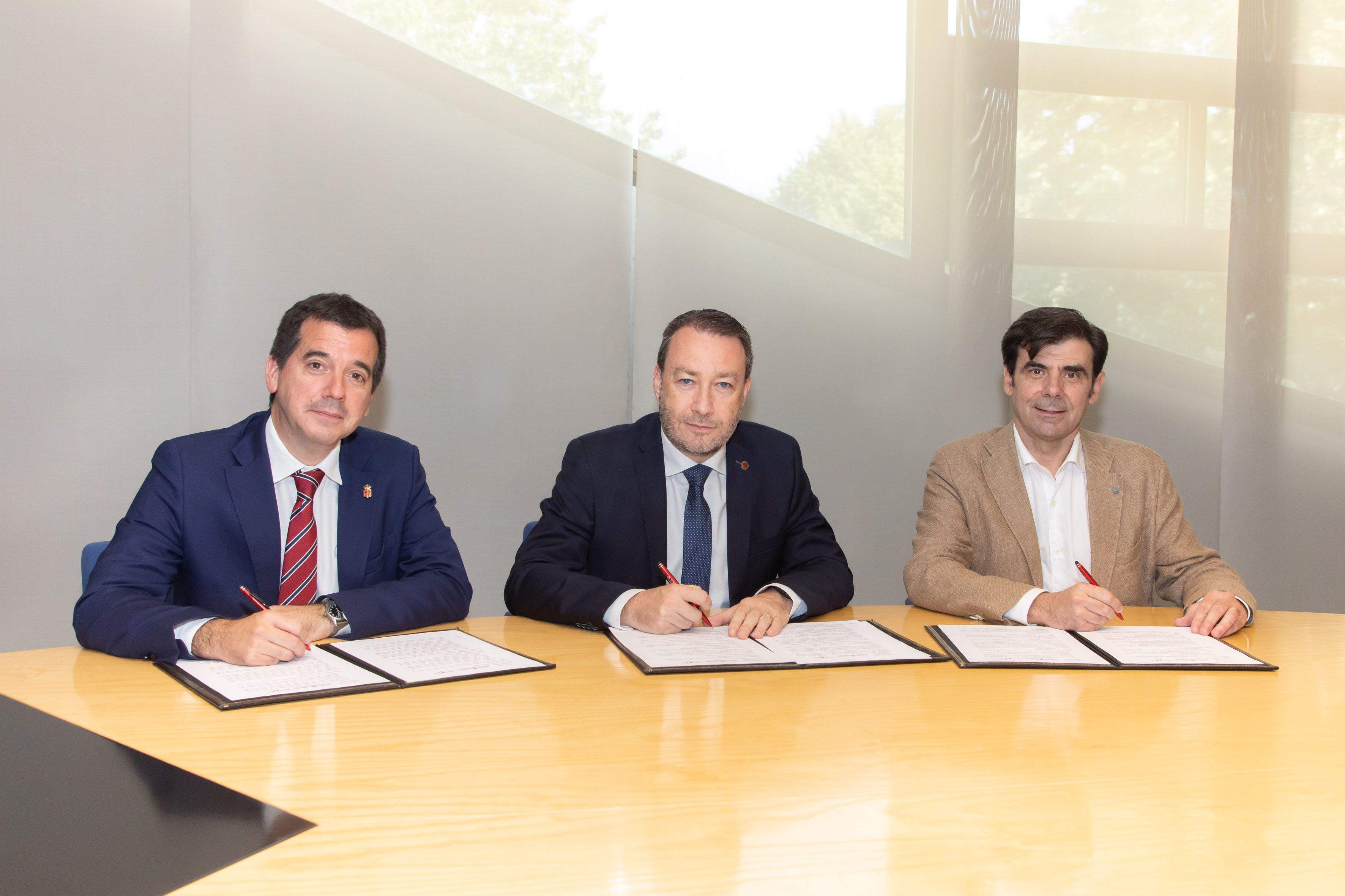 Mikel Irujo Nafarroako Gobernuko Ekonomia eta Enpresa Garapeneko kontseilaria, Ramon Gonzalo NUPeko errektorea eta Ignacio Ugalde ANELeko presidentea hitzarmenaren sinaduran