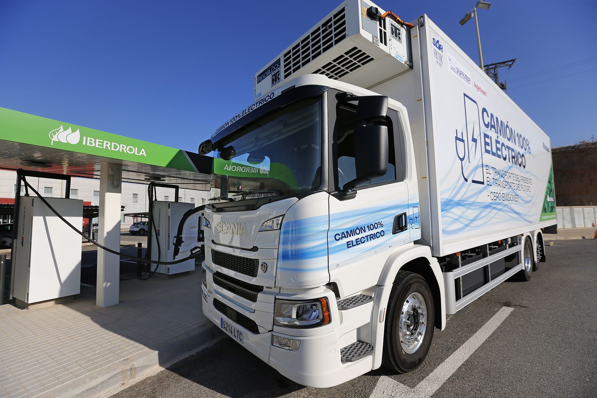 %100 elektrikoak diren kamioien lehen kargatze-probak | Argazkia: Iberdrola %100 elektrikoak diren kamioien lehen kargatze-probak | Argazkia: Iberdrola