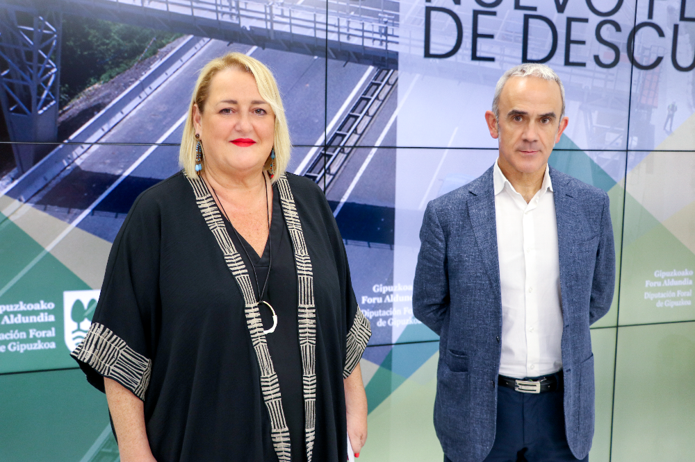 Aintzane Oiarbide Gipuzkoako Bide Azpiegituretako diputatua eta Alfredo Etxeberria Bidegiko zuzendaria | Argazkia: Gipuzkoako Foru Aldundia Aintzane Oiarbide Gipuzkoako Bide Azpiegituretako diputatua eta Alfredo Etxeberria Bidegiko zuzendaria | Argazkia: Gipuzkoako Foru Aldundia