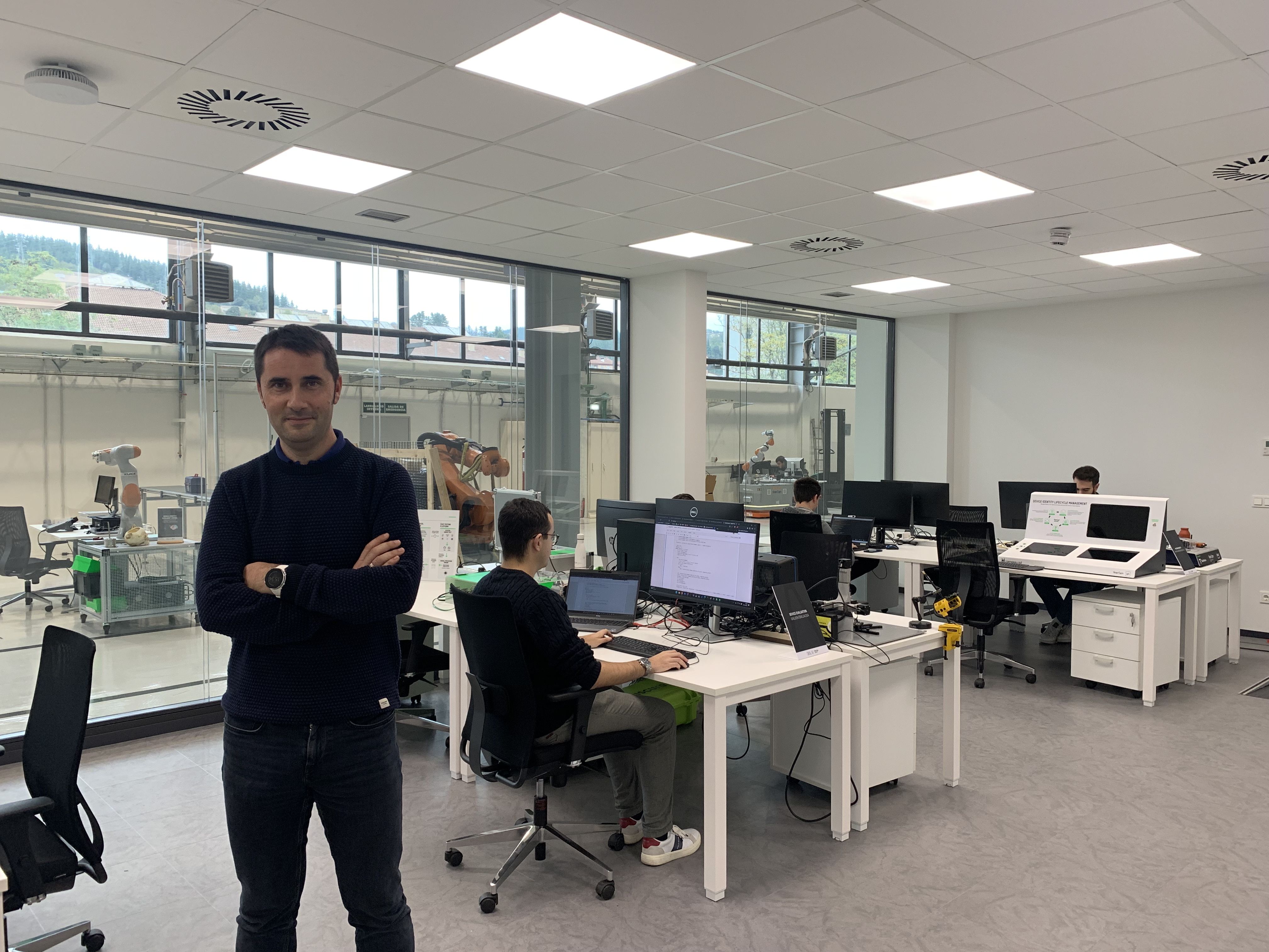 Ion Etxeberria IKERLANeko zuzendaria DIGILABeko laborategian | Argazkia: EnpresaBIDEA