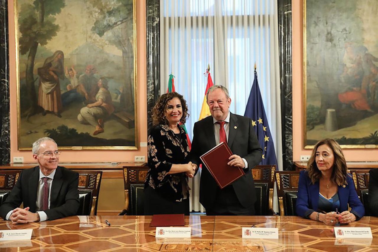 Maria Jesus Montero eta Pedro Azpiazu Ekonomia eta Ogasun ministroa eta sailburua kupoaren inguruko akordiora iritsi berritan | Argazkia: Irekia Maria Jesus Montero eta Pedro Azpiazu Ekonomia eta Ogasun ministroa eta sailburua kupoaren inguruko akordiora iritsi berritan | Argazkia: Irekia