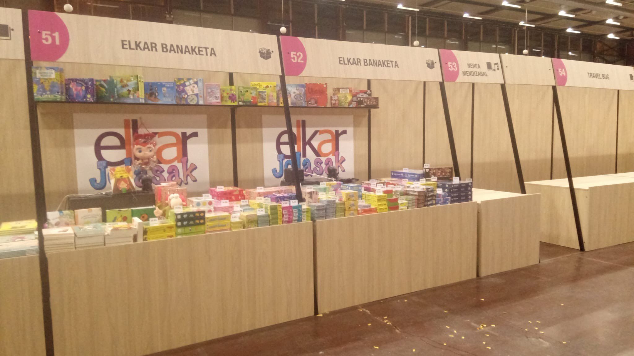 Elkar taldearen postuetako bat Durangoko Azokan | Argazkia: Elkar Elkar taldearen postuetako bat Durangoko Azokan | Argazkia: Elkar