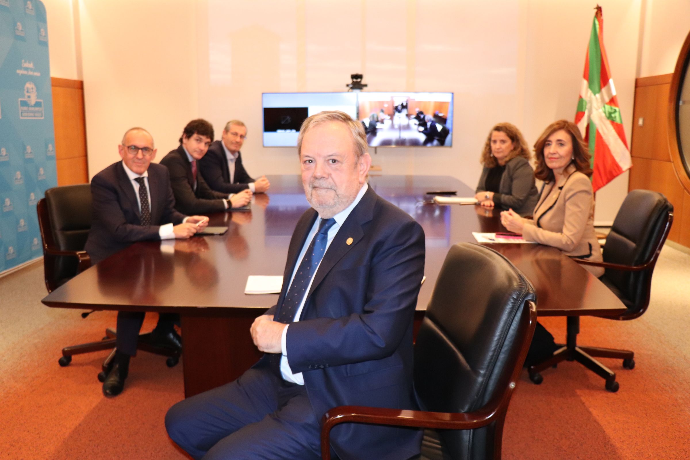 Pedro Azpiazu eta Olatz Garamendi sailburuak eta Unai Rementeria, Ramiro Gonzalez eta Markel Olano Bizkaia, Araba eta Gipuzkoako ahaldun nagusiak batzorde mistoaren bileran Pedro Azpiazu eta Olatz Garamendi sailburuak eta Unai Rementeria, Ramiro Gonzalez eta Markel Olano Bizkaia, Araba eta Gipuzkoako ahaldun nagusiak batzorde mistoaren bileran