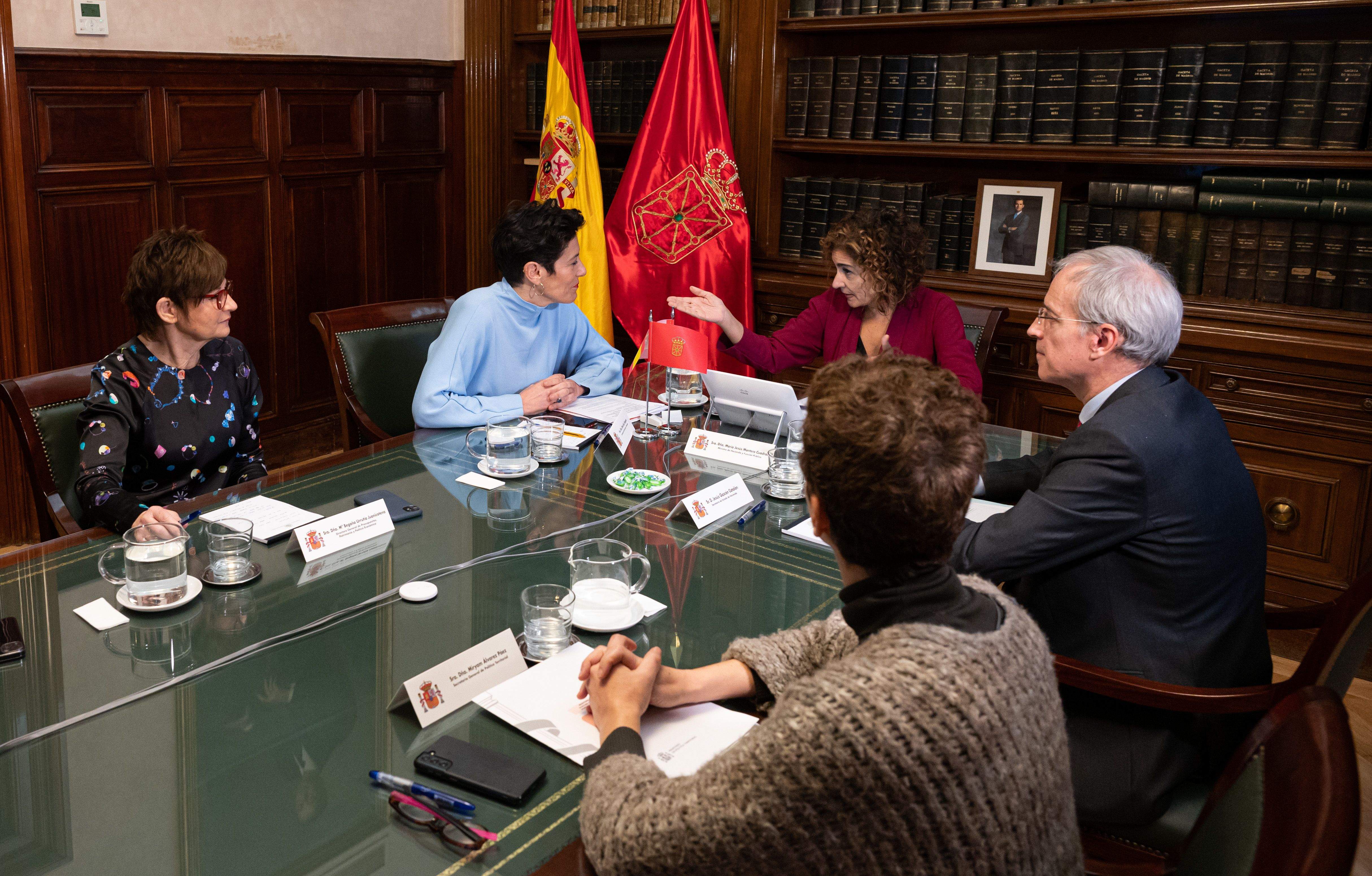 Elma Saiz Ekonomia eta Ogasun kontseilaria eta Maria Jesus Montero Ogasun ministroa zergak adosteko bileran | Argazkia: Nafarroako Gobernua