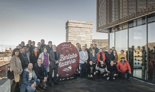 Sagardo ekoizleak txotx denboraldiaren irekieraren harira Tabakaleran (Donostia) egindako aurkezpenean | Argazkia:Euskal Sagardoa Sagardo ekoizleak txotx denboraldiaren irekieraren harira Tabakaleran (Donostia) egindako aurkezpenean | Argazkia:Euskal Sagardoa