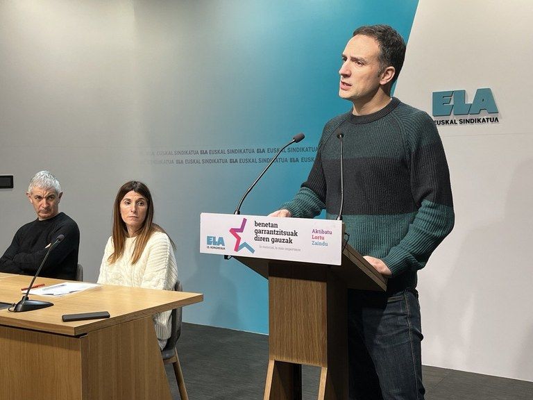 Mitxel Lakuntza ELAko idazkari nagusia, Mikel Noval eta Janire Landaluze ELAko Azterketa Bulegoko kideekin batera | Argazkia: ELA