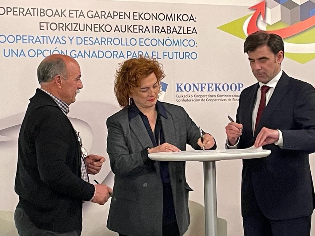 Enpresa Kooperatiben sinaduraren unea | Argazkia: KONFEKOOP Enpresa Kooperatiben sinaduraren unea | Argazkia: KONFEKOOP