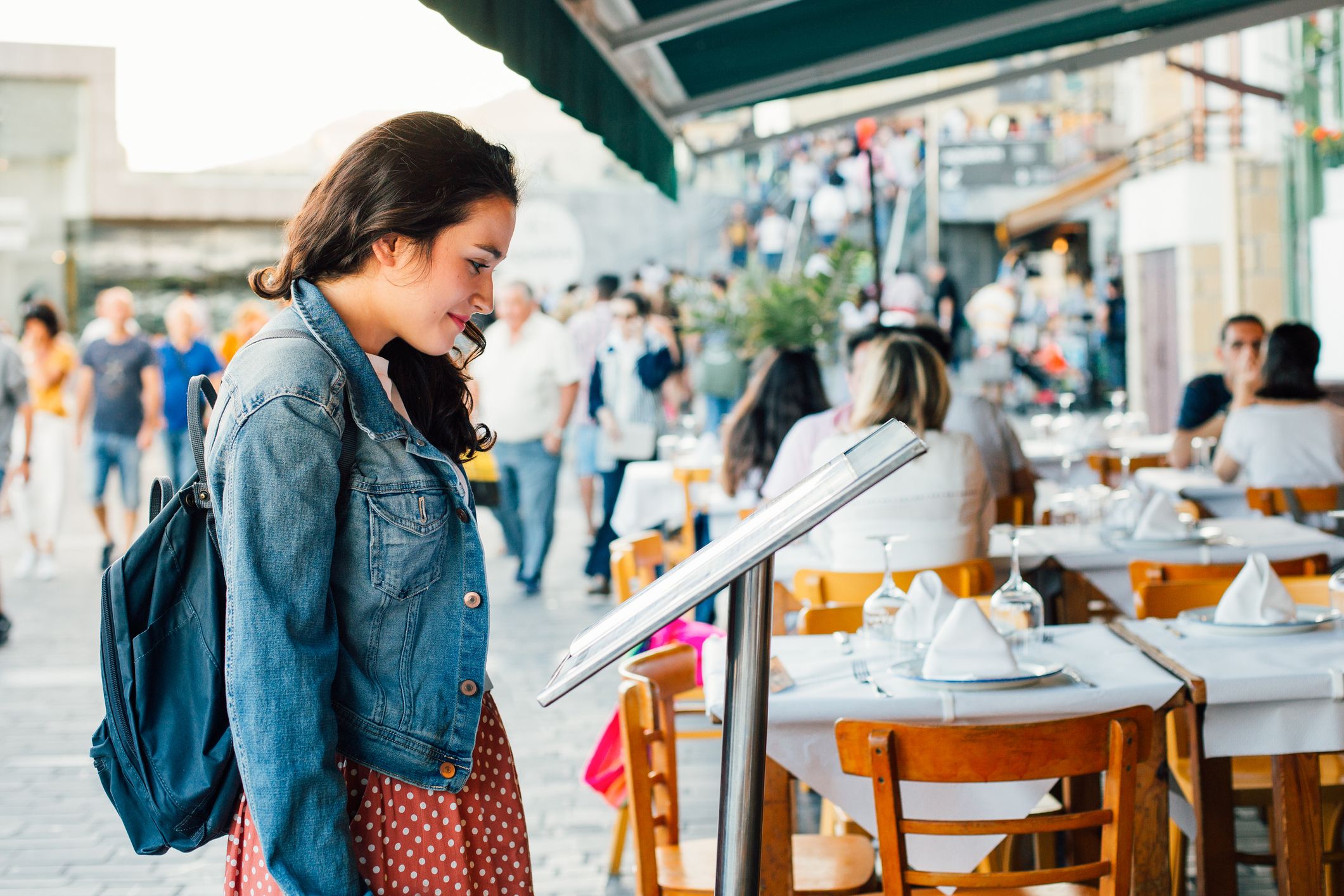 Gazte bat, jatetxe bateko menua begiratzen | Argazkia: iStock Gazte bat, jatetxe bateko menua begiratzen | Argazkia: iStock