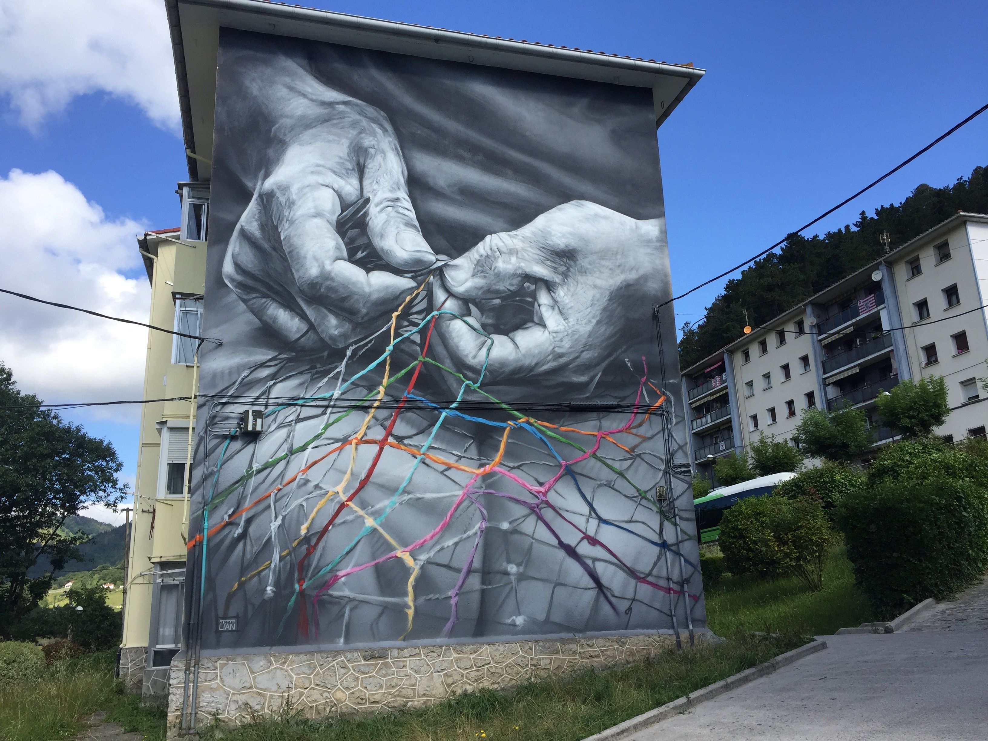 Saregileen hormairudia Ondarroan, Lian Monserrate artistak egina | Argazkia: Street Art Cities Saregileen hormairudia Ondarroan, Lian Monserrate artistak egina | Argazkia: Street Art Cities
