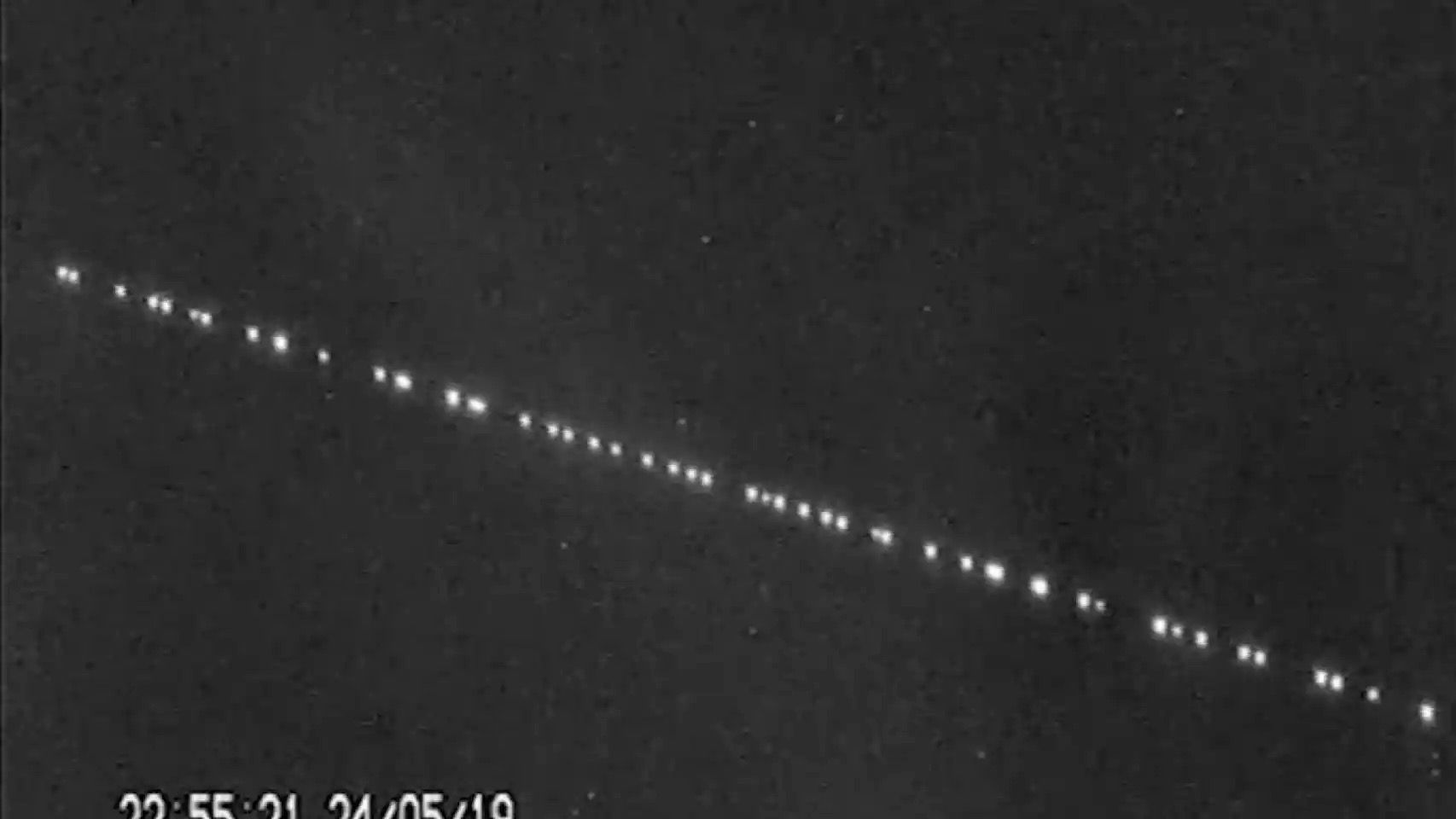 Lur planetatik ikusitako Starlink sateliteko argiak | Irudia: Marco Langbroek Lur planetatik ikusitako Starlink sateliteko argiak | Irudia: Marco Langbroek