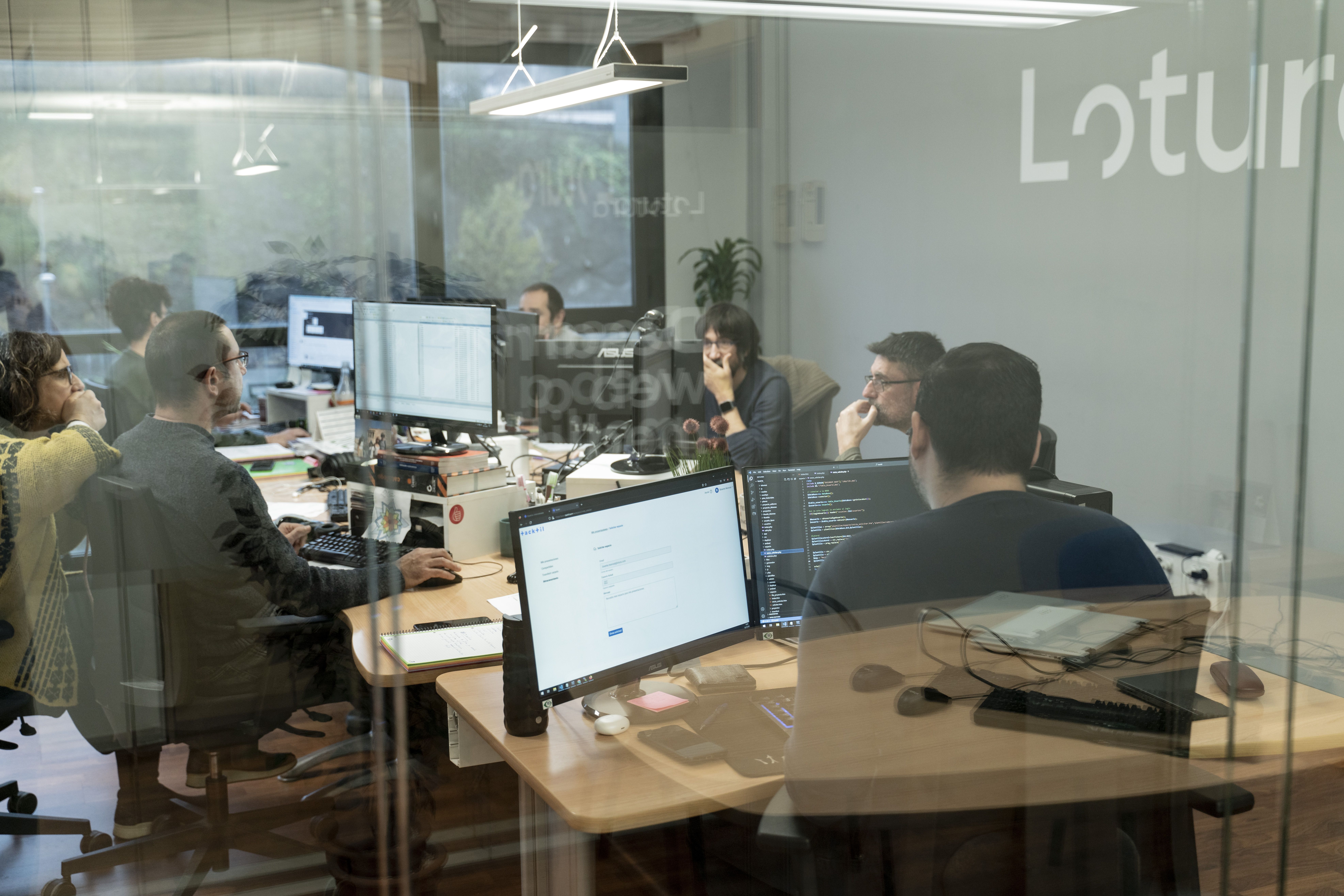 Enpresa baten edozein sail digitalizatzeko ezagutza eta gaitasuna eskaintzen du Loturak | Argazkia: Lotura Enpresa baten edozein sail digitalizatzeko ezagutza eta gaitasuna eskaintzen du Loturak | Argazkia: Lotura