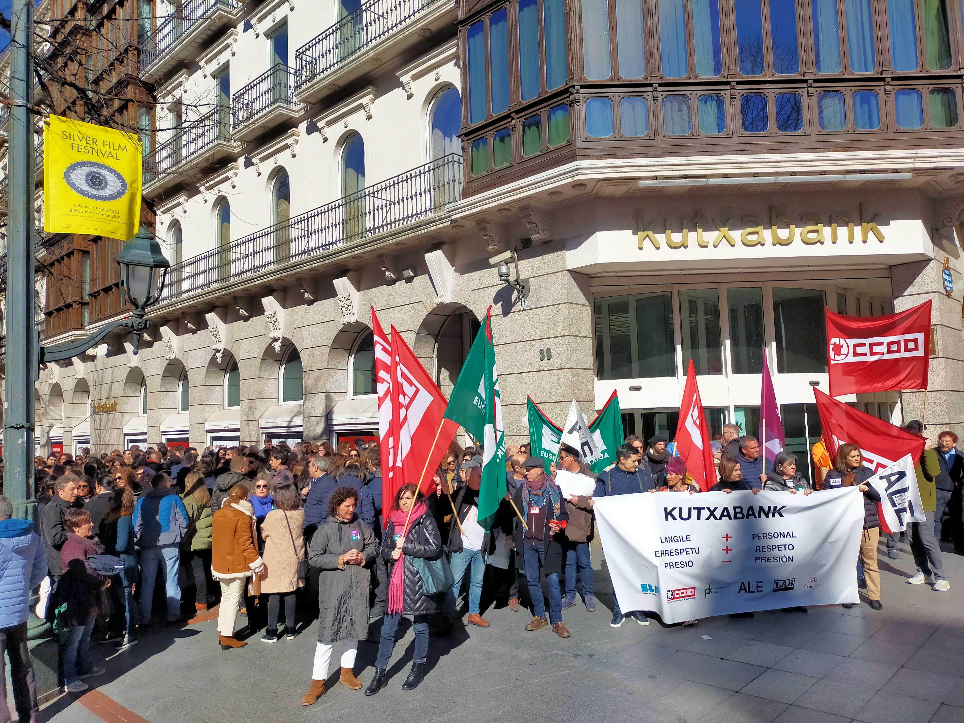 Kutxabanken Bilboko egoitzan langileen elkarretaratzea | Argazkia: EnpresaBIDEA Kutxabanken Bilboko egoitzan langileen elkarretaratzea | Argazkia: EnpresaBIDEA