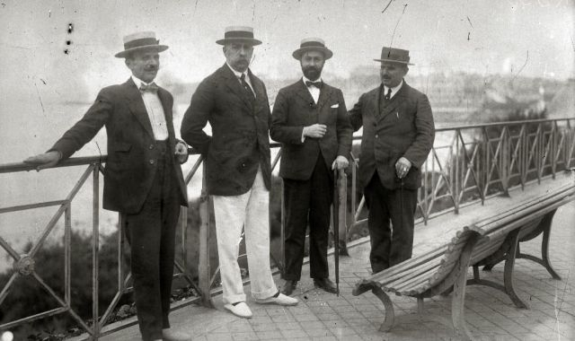Nobleziako gizon talde bat Miarritzeko kasino ondoan, 1919an Ricardo Martin/Kutxateka