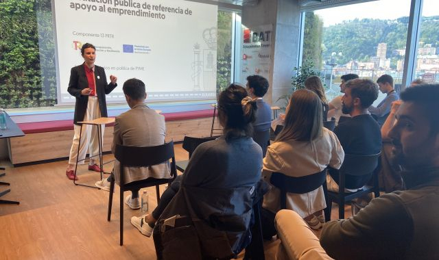 Carolina Rodriguez Arias Enisako proiektuen arduraduna, bere aurkezpenean | Argazkia: Elkargi Carolina Rodriguez Arias Enisako proiektuen arduraduna, bere aurkezpenean | Argazkia: Elkargi