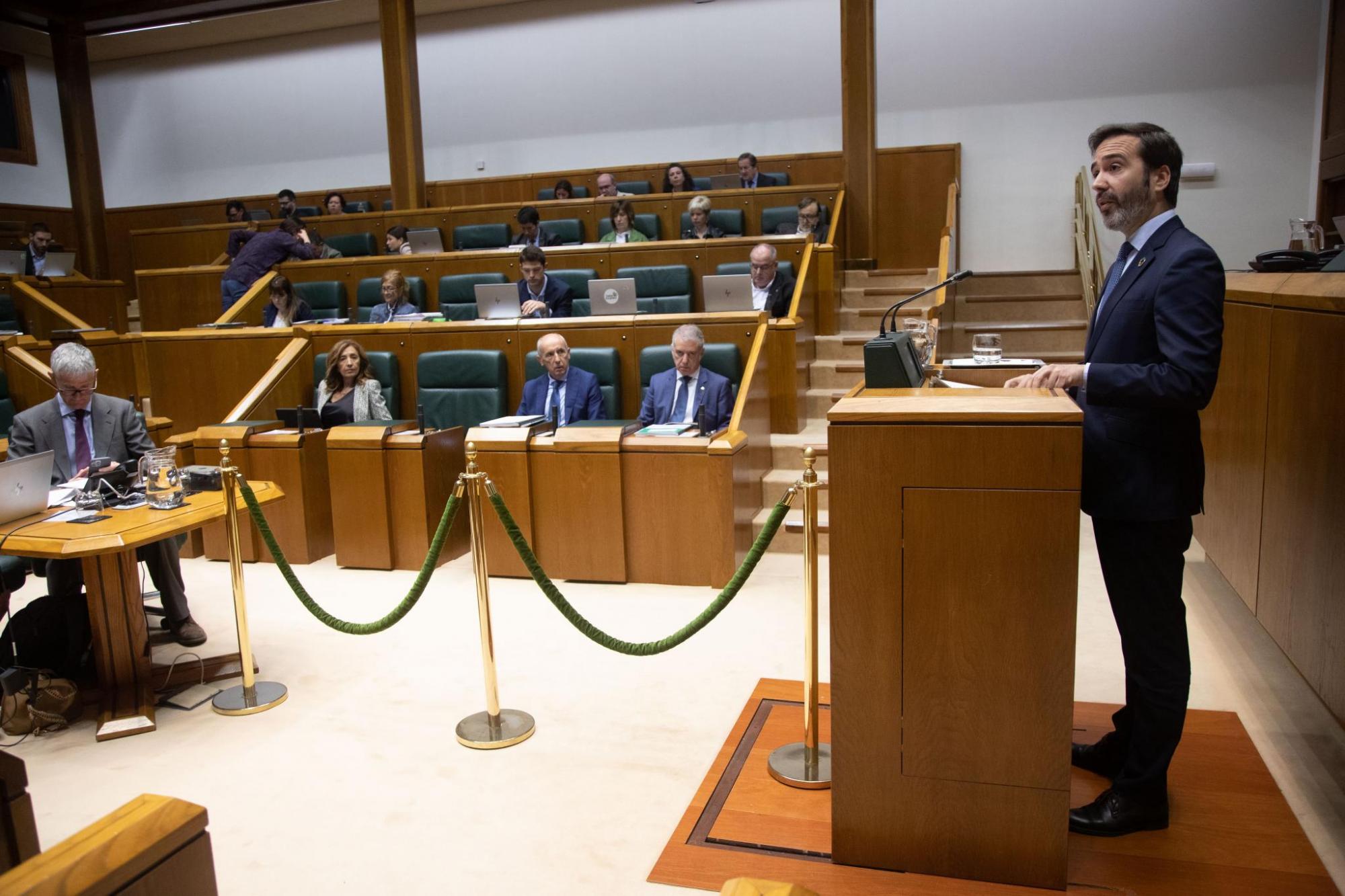 Javier Hurtado Turismo, Merkataritza eta Kontsumoko sailburua Eusko Legebiltzarrean | Argazkia: Irekia Javier Hurtado Turismo, Merkataritza eta Kontsumoko sailburua Eusko Legebiltzarrean | Argazkia: Irekia