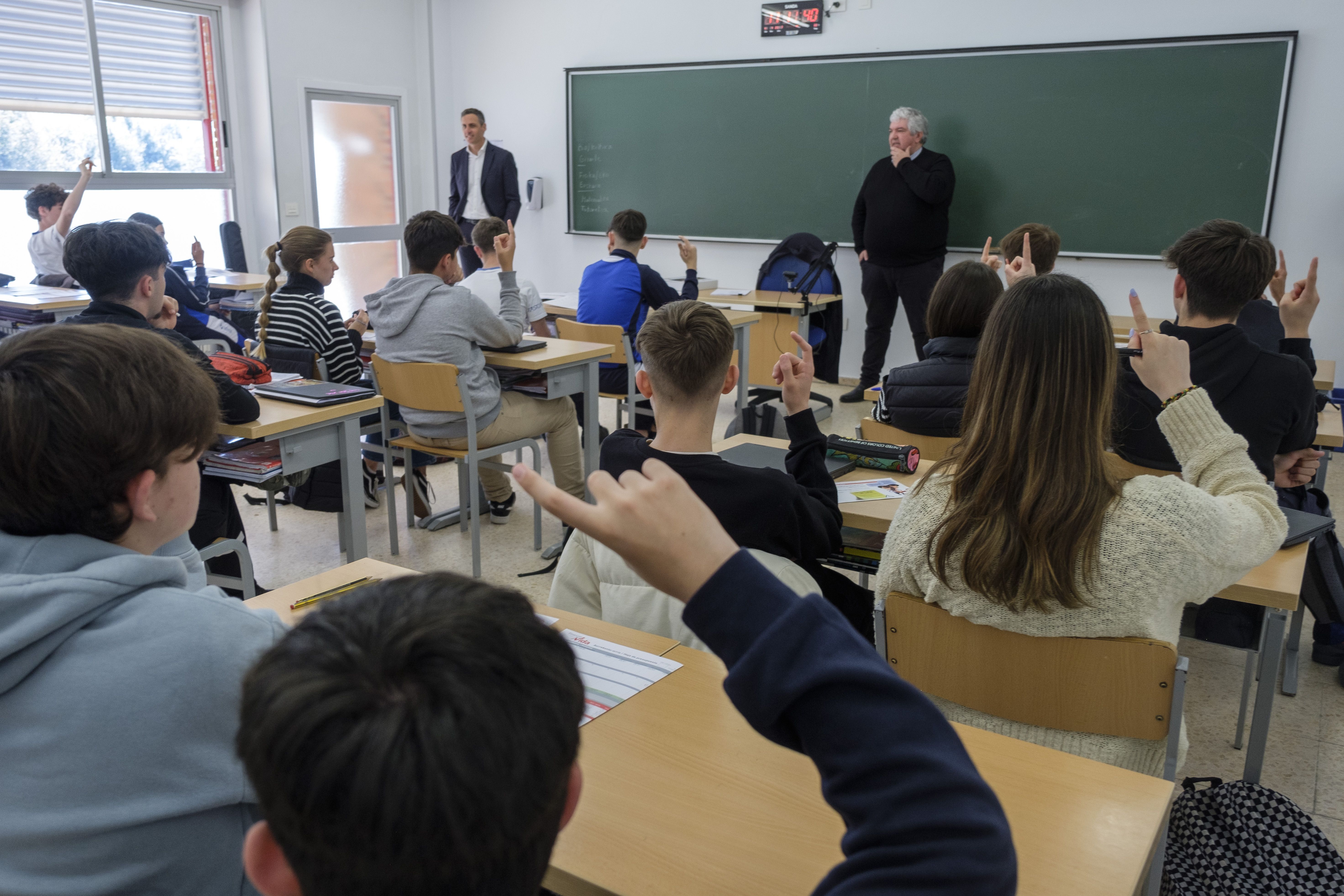 Mikel Manterola eta Mikel Arregi, 'Bizitzarako finantzak' programaren azken saioan Ekintza Ikastolako ikasleekin | Argazkia: Jon Urbe/Foku Mikel Manterola eta Mikel Arregi, 'Bizitzarako finantzak' programaren azken saioan Ekintza Ikastolako ikasleekin | Argazkia: Jon Urbe/Foku