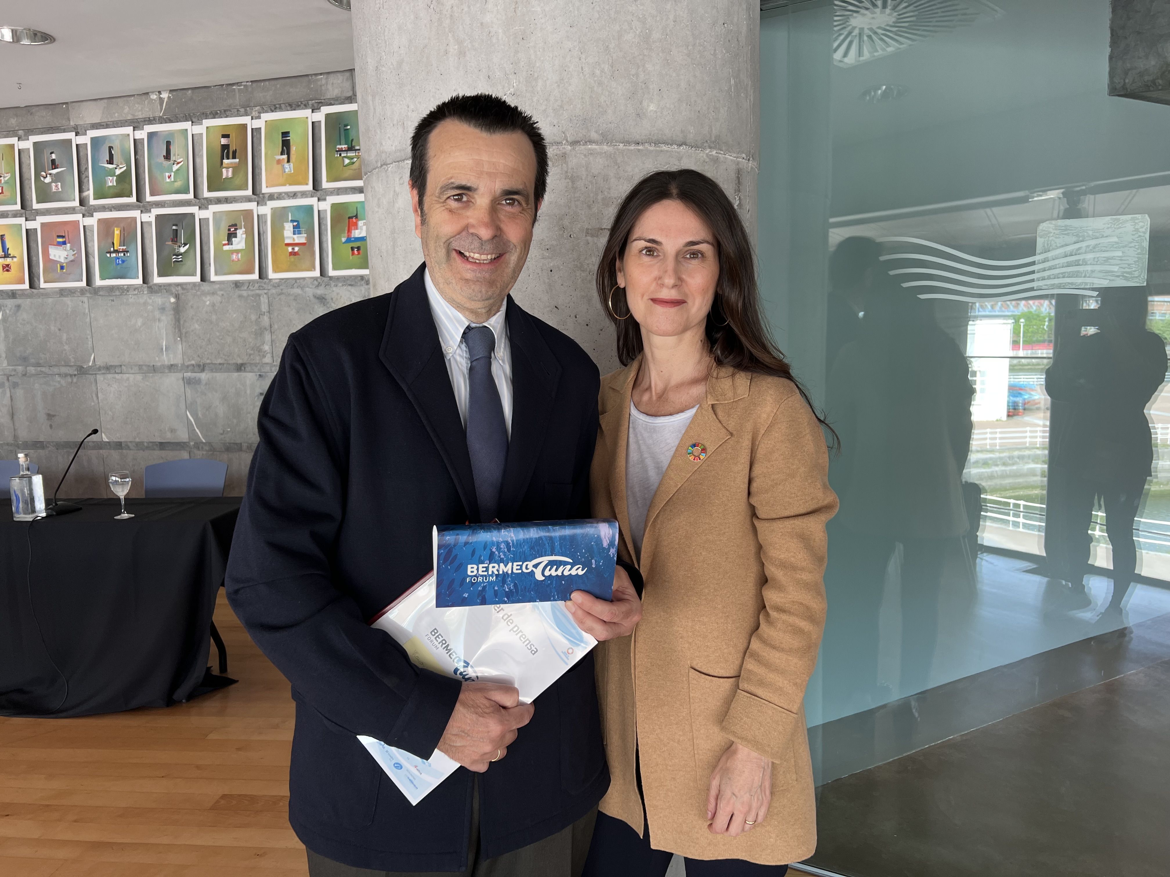 Ignacio Serrats eta Helena Ornella Bermeo Tuna Forumeko aurkezpenean | Argazkia: EnpresaBIDEA Ignacio Serrats eta Helena Ornella Bermeo Tuna Forumeko aurkezpenean | Argazkia: EnpresaBIDEA