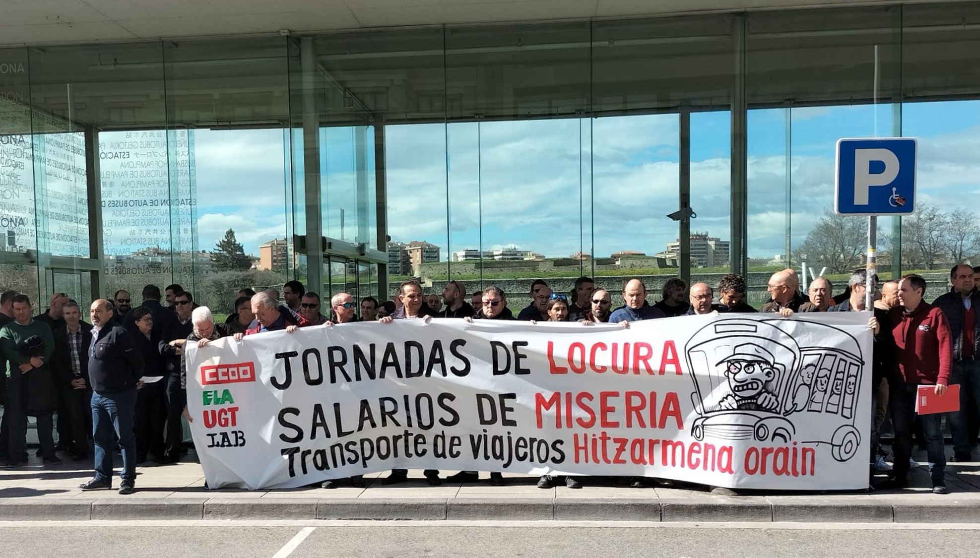 Autobus gidarien protestetako bat Iruñeko autobus geltokian | Argazkia: ELA Autobus gidarien protestetako bat Iruñeko autobus geltokian | Argazkia: ELA