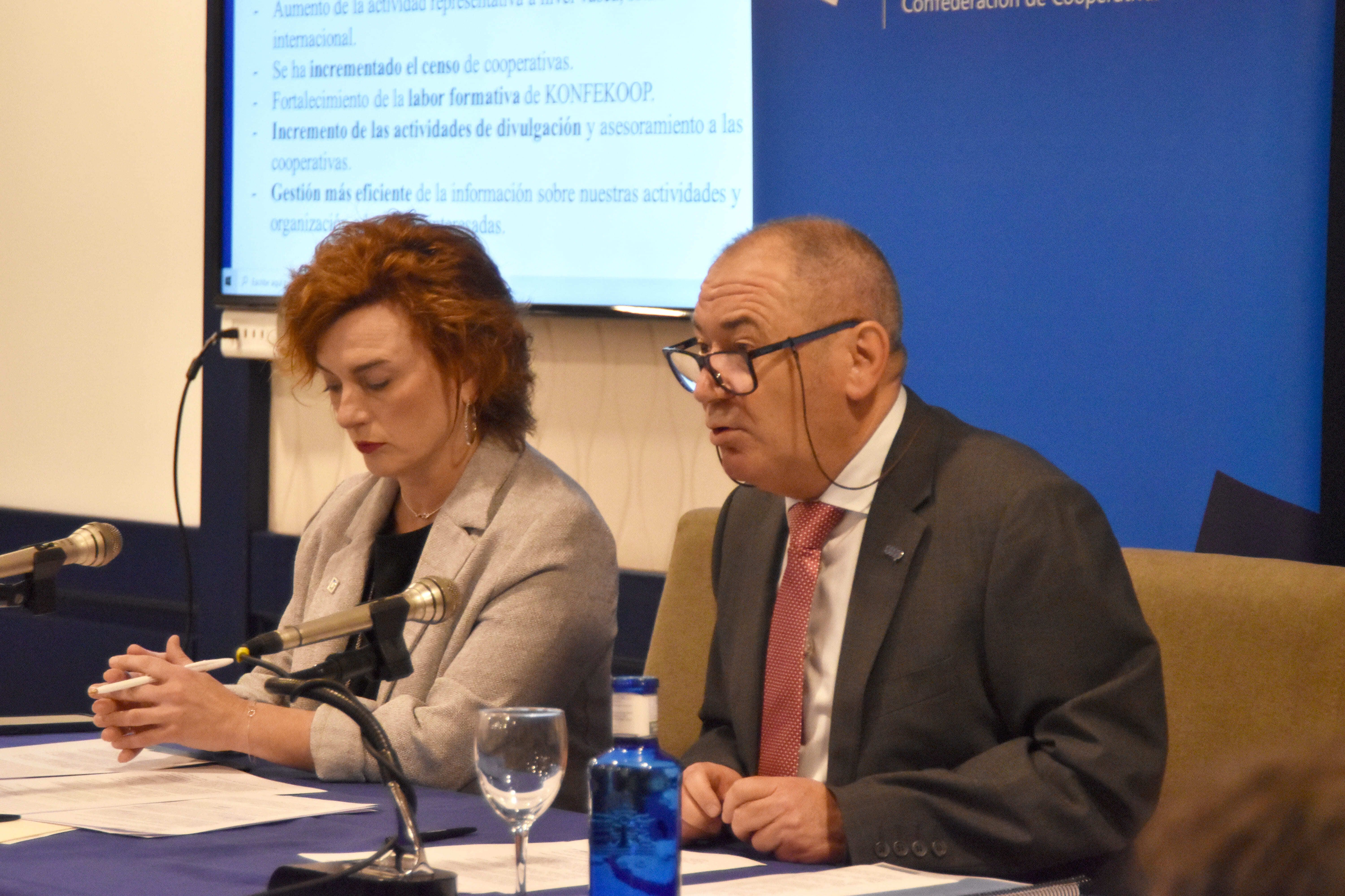 Rosa Lavin eta Iñaki Nubla Konfekoopeko presidentea eta zuzendaria 2022ko datuen aurkezpenean | Argazkia: Konfekoop Rosa Lavin eta Iñaki Nubla Konfekoopeko presidentea eta zuzendaria 2022ko datuen aurkezpenean | Argazkia: Konfekoop