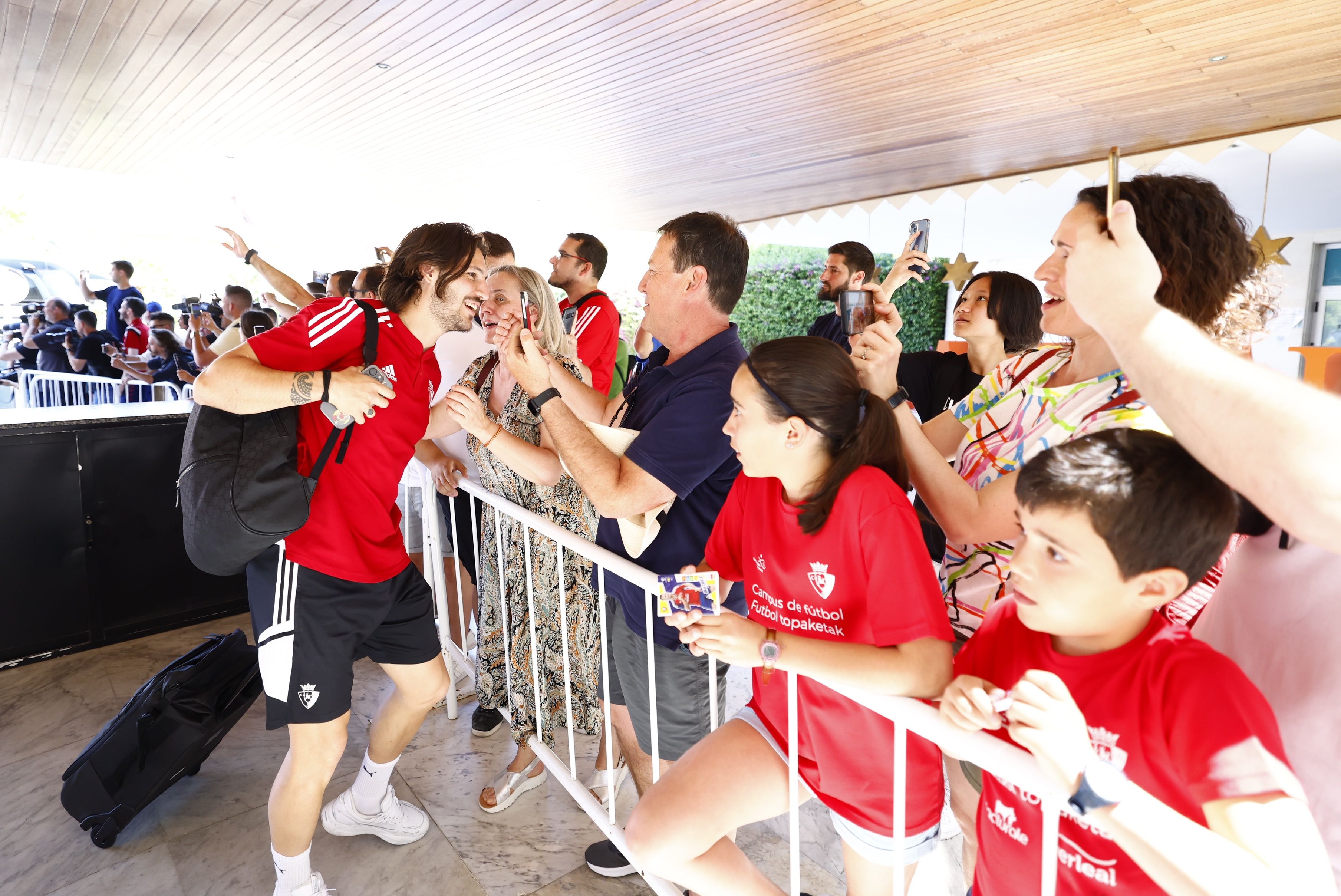 Osasunako zaleak, jokalarien zain, Sevillan | Argazkia: Osasuna Osasunako zaleak, jokalarien zain, Sevillan | Argazkia: Osasuna