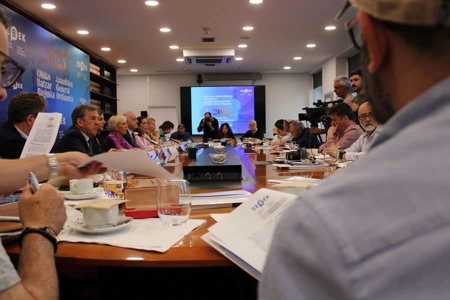 Bizkaiko enpresarien azken inkestaren aurkezpena | Argazkia: CEBEK Bizkaiko enpresarien azken inkestaren aurkezpena | Argazkia: CEBEK
