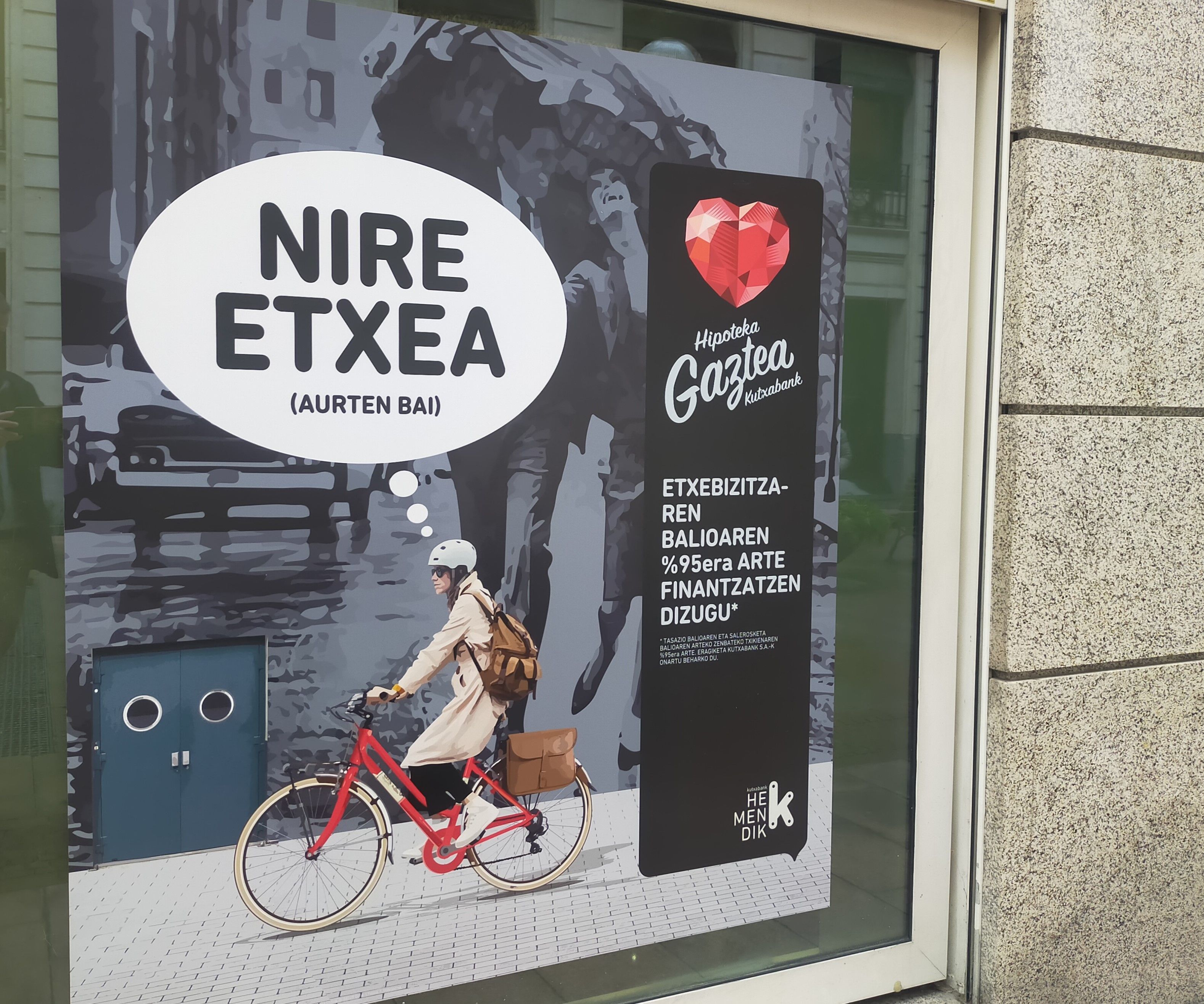 Hipoteken iragarkia banku bulego batean. Argazkia: EnpresaBIDEA Hipoteken iragarkia banku bulego batean. Argazkia: EnpresaBIDEA
