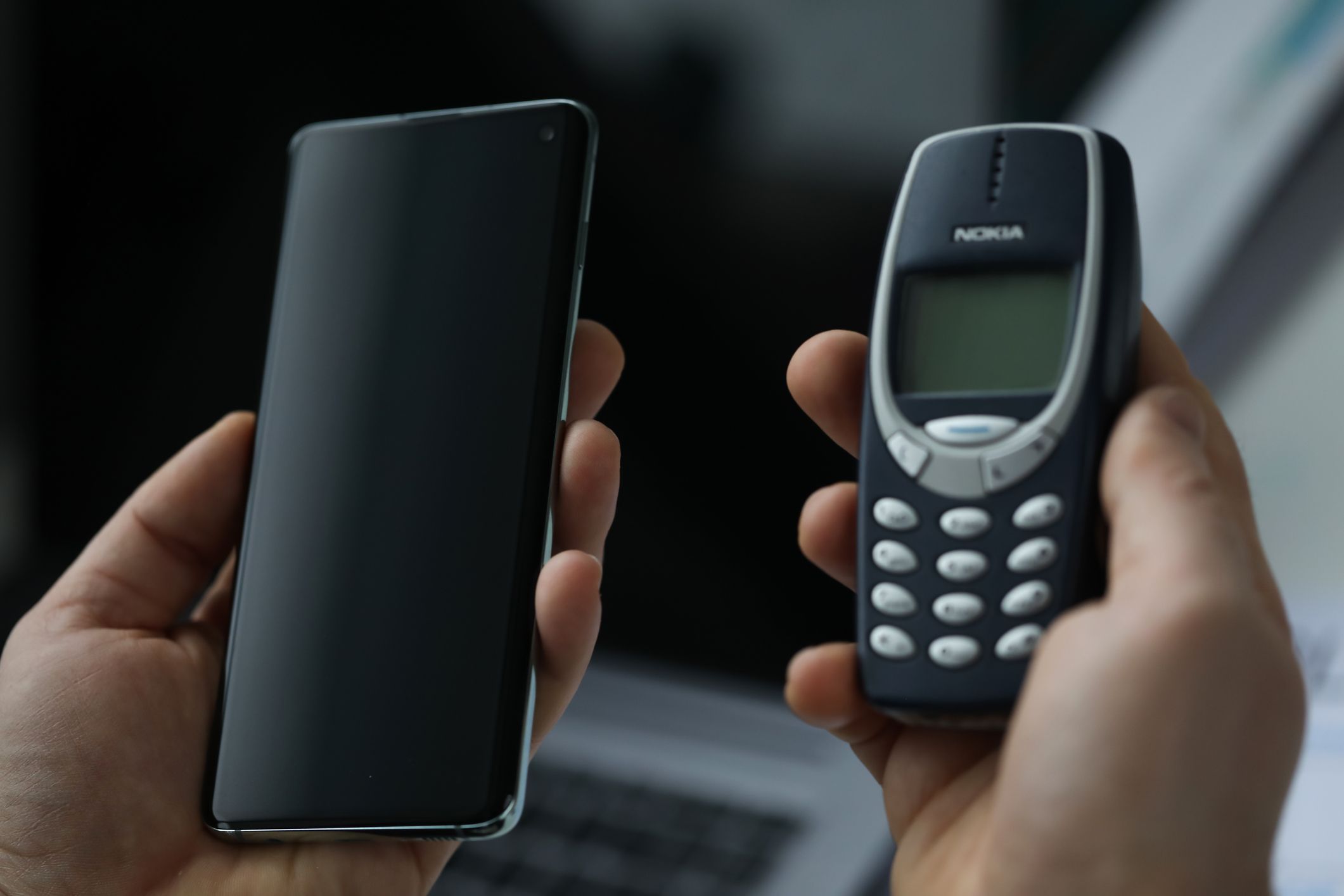 Samsung 10 eta Nokia 3310, parez pare | Argazkia: iStock Samsung 10 eta Nokia 3310, parez pare | Argazkia: iStock