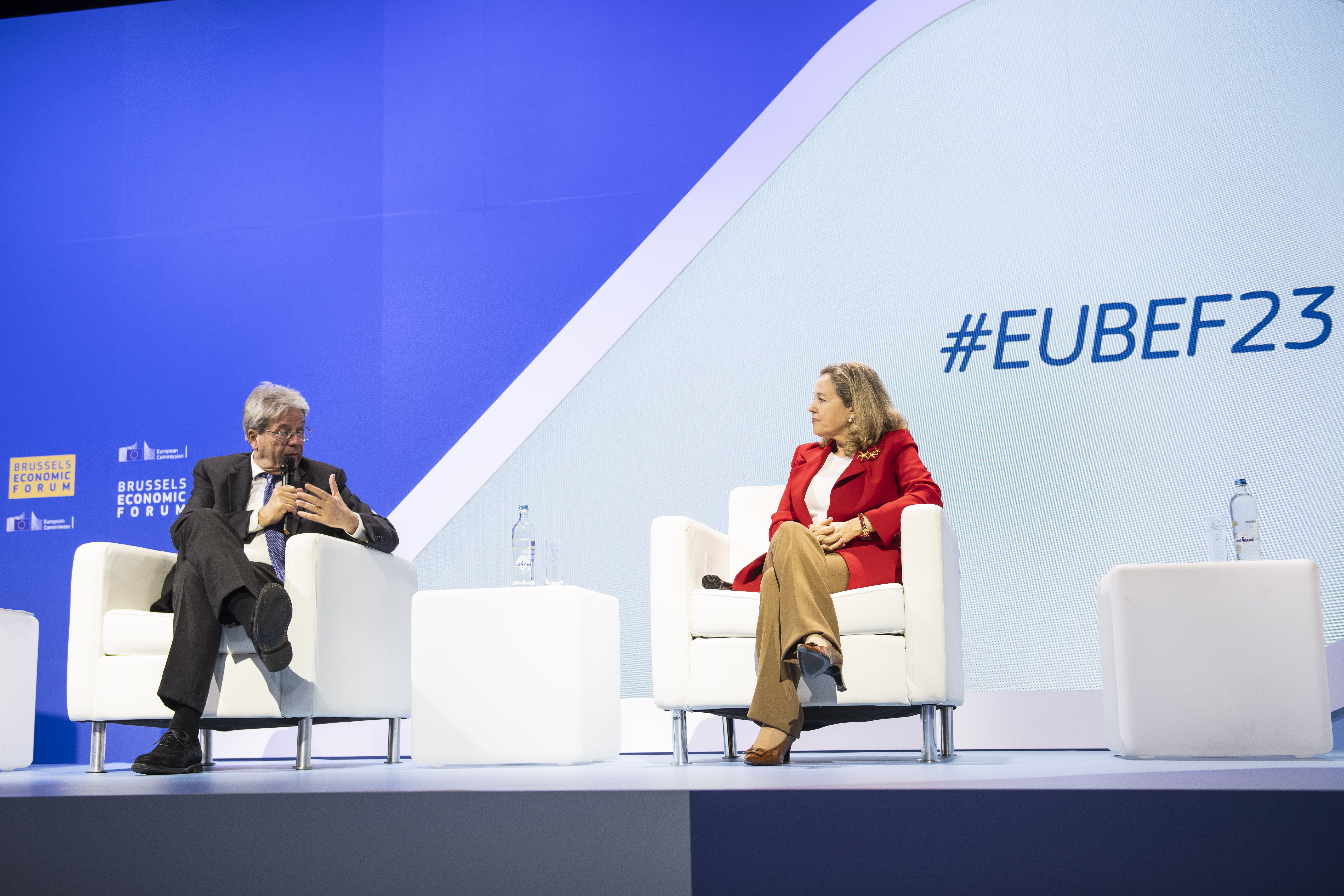 Nadia Calviño Espainiako gobernuko ekonomia ministroa eta Paolo Gentiloni ekonomia eta finantza komisarioa | Argazkia: Europako Batzordea Nadia Calviño Espainiako gobernuko ekonomia ministroa eta Paolo Gentiloni ekonomia eta finantza komisarioa | Argazkia: Europako Batzordea