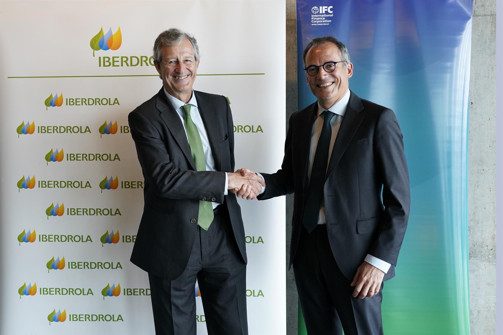 Jose Sainz Armada eta Alfonso Garcia Mora Iberdrola eta IFCren arteko akordioaren unean | Argazkia: Iberdrola Jose Sainz Armada eta Alfonso Garcia Mora Iberdrola eta IFCren arteko akordioaren unean | Argazkia: Iberdrola