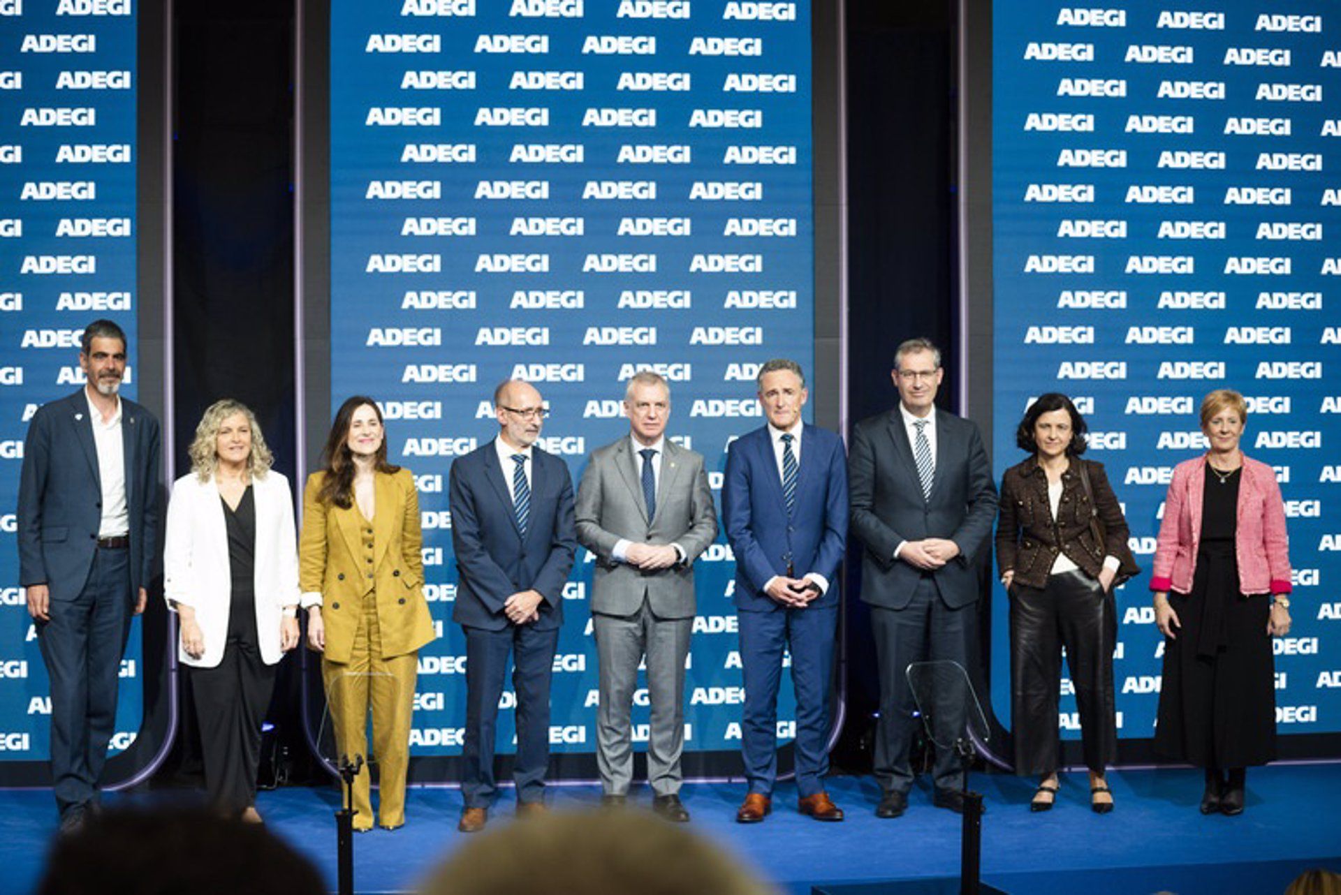 Iñigo Urkullu lehendakaria, erdian, Adegiren Enpresa Eguneko ekitaldian | Argazkia: Irekia Iñigo Urkullu lehendakaria, erdian, Adegiren Enpresa Eguneko ekitaldian | Argazkia: Irekia