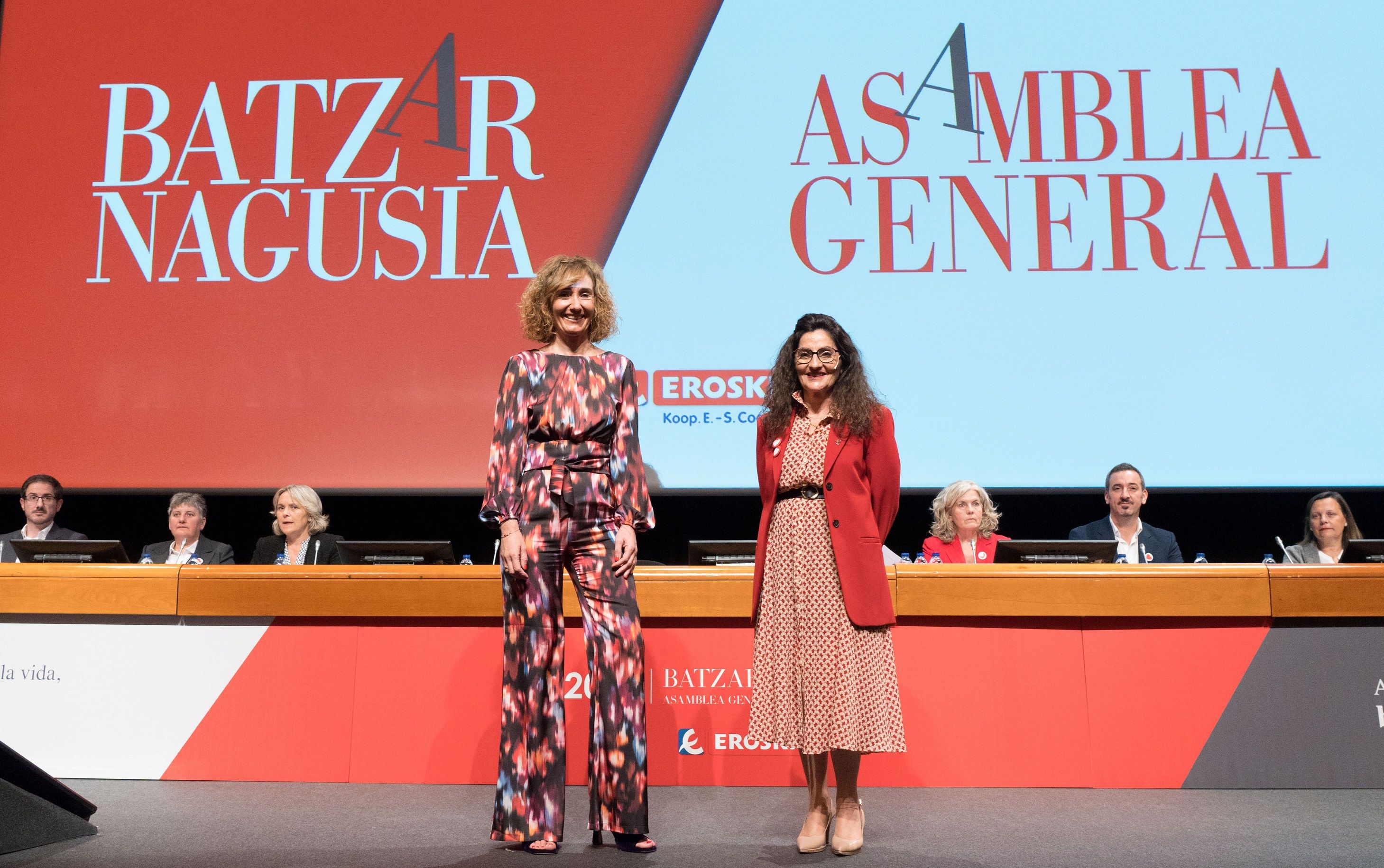 Leire Mugerza eta Rosa Carabel, Eroskiko Batzar Nagusian | Argazkia: Eroski Leire Mugerza eta Rosa Carabel, Eroskiko Batzar Nagusian | Argazkia: Eroski