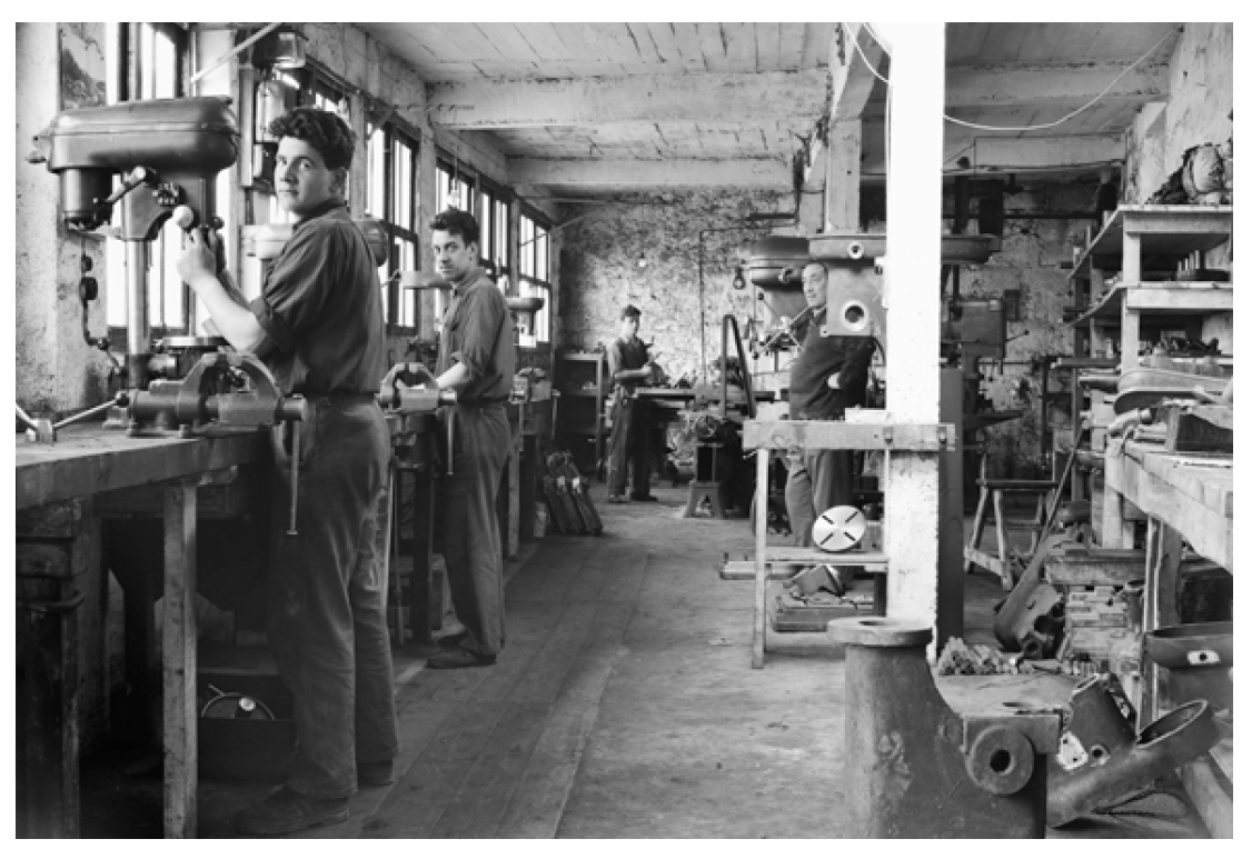 Enrike eta Joxe semeak, eta Joxe Mari Ibarmia aita, 1953an | Argazkia: Ibarmia