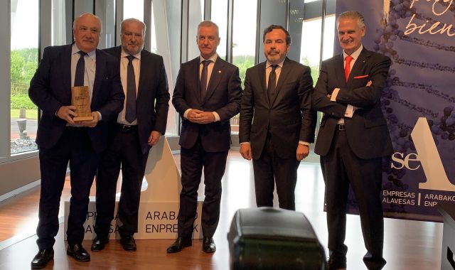 Josu Sanchezek jaso du Enpresa Konpromisoaren SEA saria | Argazkia: EnpresaBIDEA Josu Sanchezek jaso du Enpresa Konpromisoaren SEA saria | Argazkia: EnpresaBIDEA