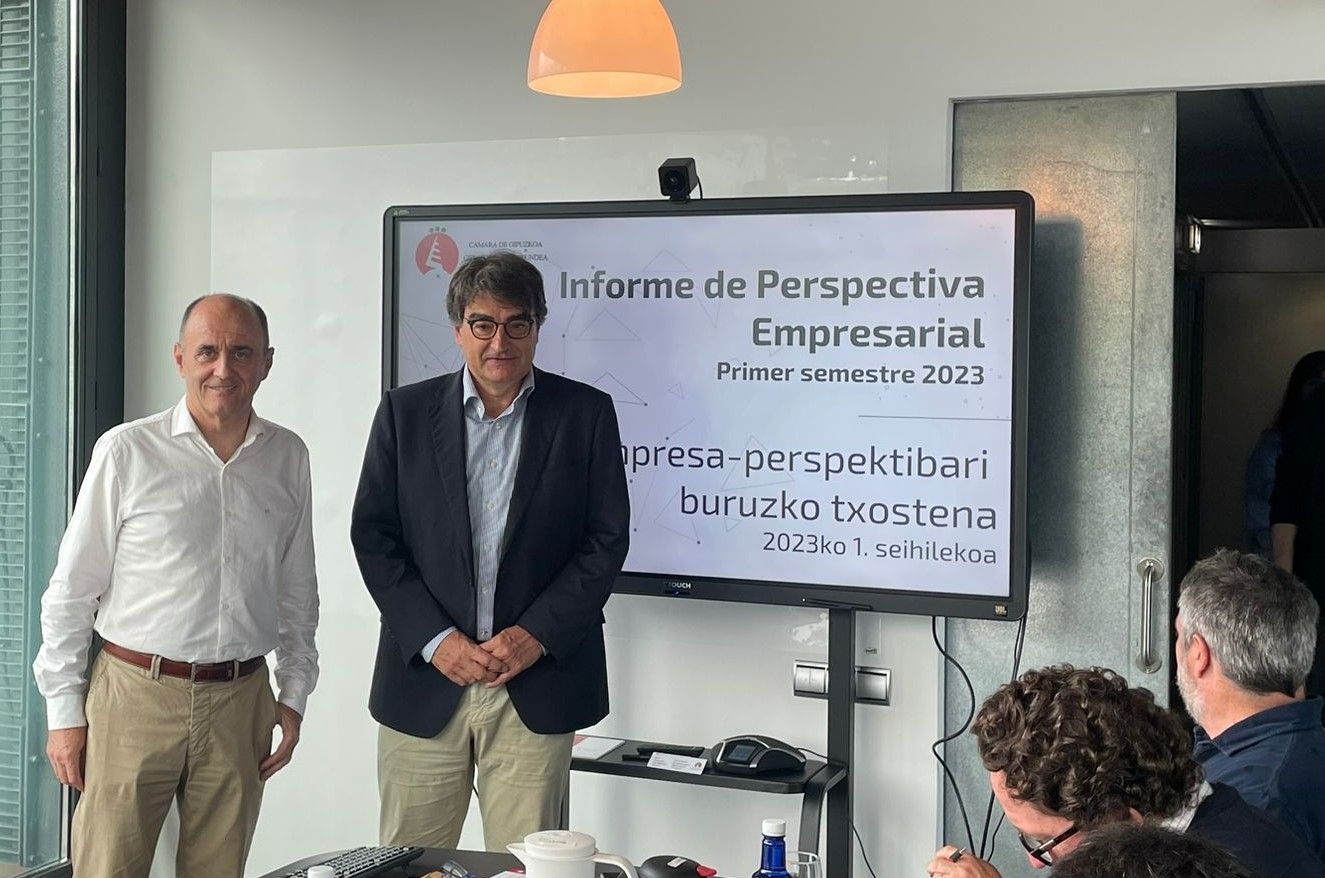 Iñigo Muguruza Marketing eta Berrikuntza arloko arduraduna eta Javier Zubia Gipuzkoako Bazkundeko zuzendari nagusia | Argazkia: Gipuzkoako Bazkundea Iñigo Muguruza Marketing eta Berrikuntza arloko arduraduna eta Javier Zubia Gipuzkoako Bazkundeko zuzendari nagusia | Argazkia: Gipuzkoako Bazkundea