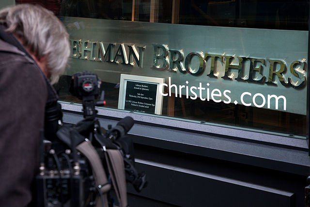 Lehman Brothersen kartela, enkantean, Christie's enkante etxe ezagunean | Argazkia: Jorge Royan / Wikipedia Lehman Brothersen kartela, enkantean, Christie's enkante etxe ezagunean | Argazkia: Jorge Royan / Wikipedia